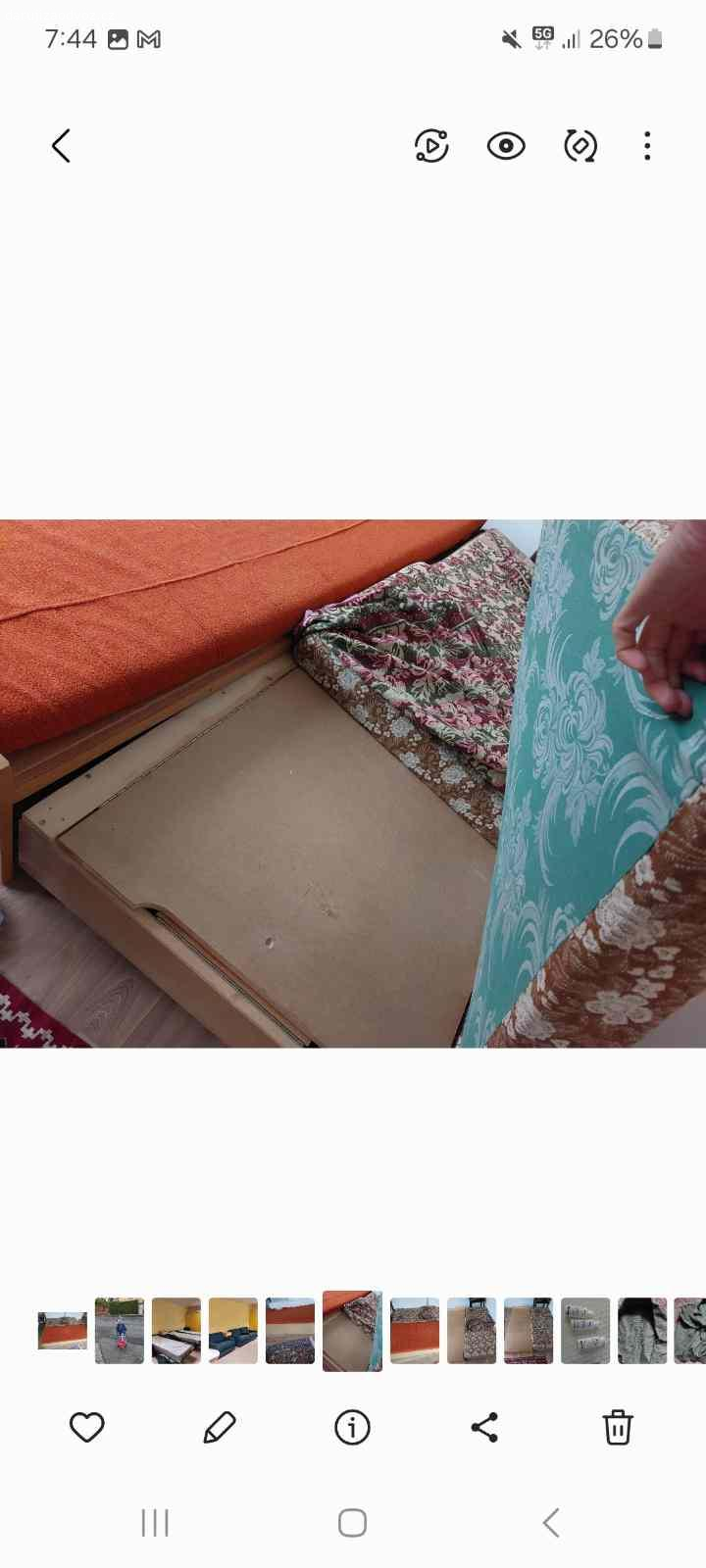 Daruji rozkládací postel. Rozkladaci postel včetně matrace vrchni, viz foto. Daruji za odvoz z Karlových Varu, vhodné třeba na chatu ci domu.