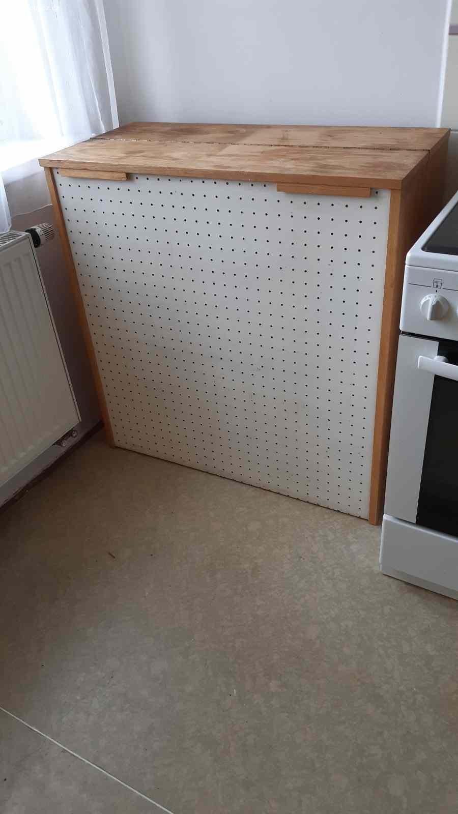 Daruji rozkládací postel.. Rozkládací postel, po rozložení velikost 85x195 cm.