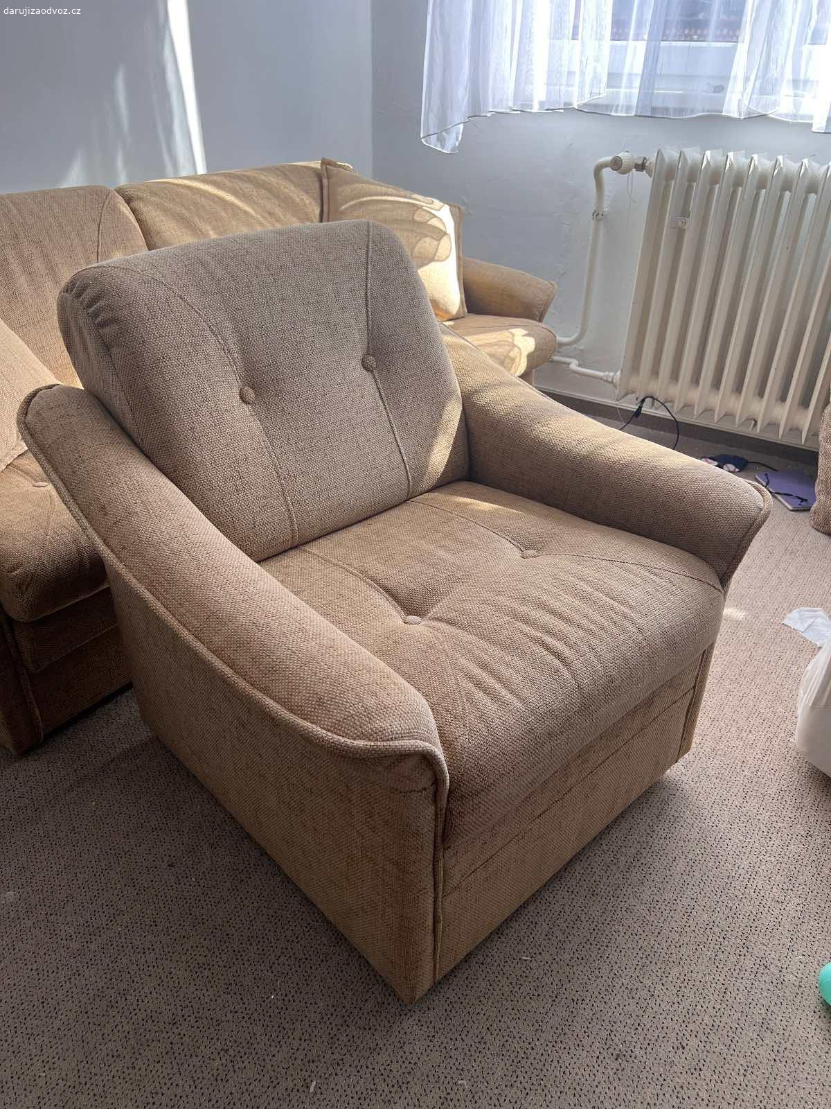 Daruji rozkládací sedací soupravu +2 křesla. Hnědá pohodlná zachovalá sedací souprava se dvěma křesly. Délka 195 cm, 
Dá se rozložit na 2 lůžka 
2 Úložné prostory 

Nutný vlastní odnos a odvoz.