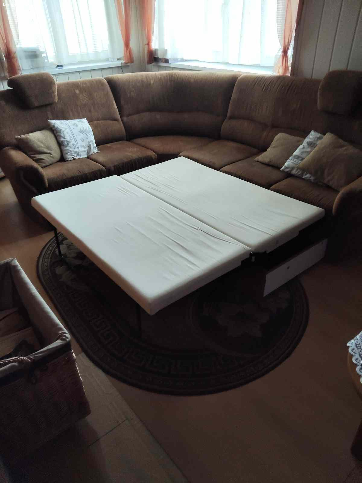 Daruji rozkládací sedací soupravu. Daruji za odvoz rohovou sedací soupravu rozkládací. Je opravdu zachovalá, pravidelně ošetřovaná tepovačem, čalounění je nepotrhané, čisté. Sedací souprava je používaná cca 8 let. Celková výška sedací soupravy je 97 cm, výška sedu 55 cm, výška od země 40 cm. Délka menší části je 230 cm, délka delší strany je 270 cm. Úložný prostor se nachází v menší části sedací soupravy. Spací prostor je 140/180. V pravé části spacího prostoru je lehce poškozená ( foto v galerii). Což šikovný řemeslník snadno opraví. Sedací souprava se skládá ze tří částí. Součástí soupravy jsou dvě opěrky hlavy, které je možné libovolně přesunout.