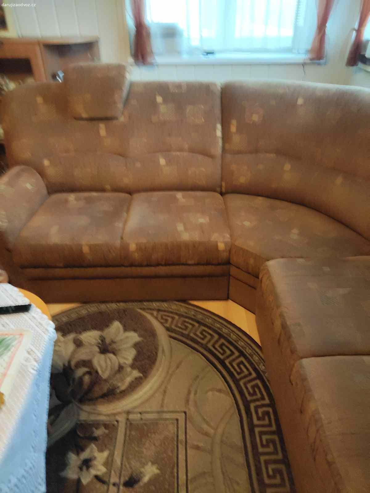 Daruji rozkládací sedací soupravu. Daruji za odvoz rohovou sedací soupravu rozkládací. Je opravdu zachovalá, pravidelně ošetřovaná tepovačem, čalounění je nepotrhané, čisté. Sedací souprava je používaná cca 8 let. Celková výška sedací soupravy je 97 cm, výška sedu 55 cm, výška od země 40 cm. Délka menší části je 230 cm, délka delší strany je 270 cm. Úložný prostor se nachází v menší části sedací soupravy. Spací prostor je 140/180. V pravé části spacího prostoru je lehce poškozená ( foto v galerii). Což šikovný řemeslník snadno opraví. Sedací souprava se skládá ze tří částí. Součástí soupravy jsou dvě opěrky hlavy, které je možné libovolně přesunout.