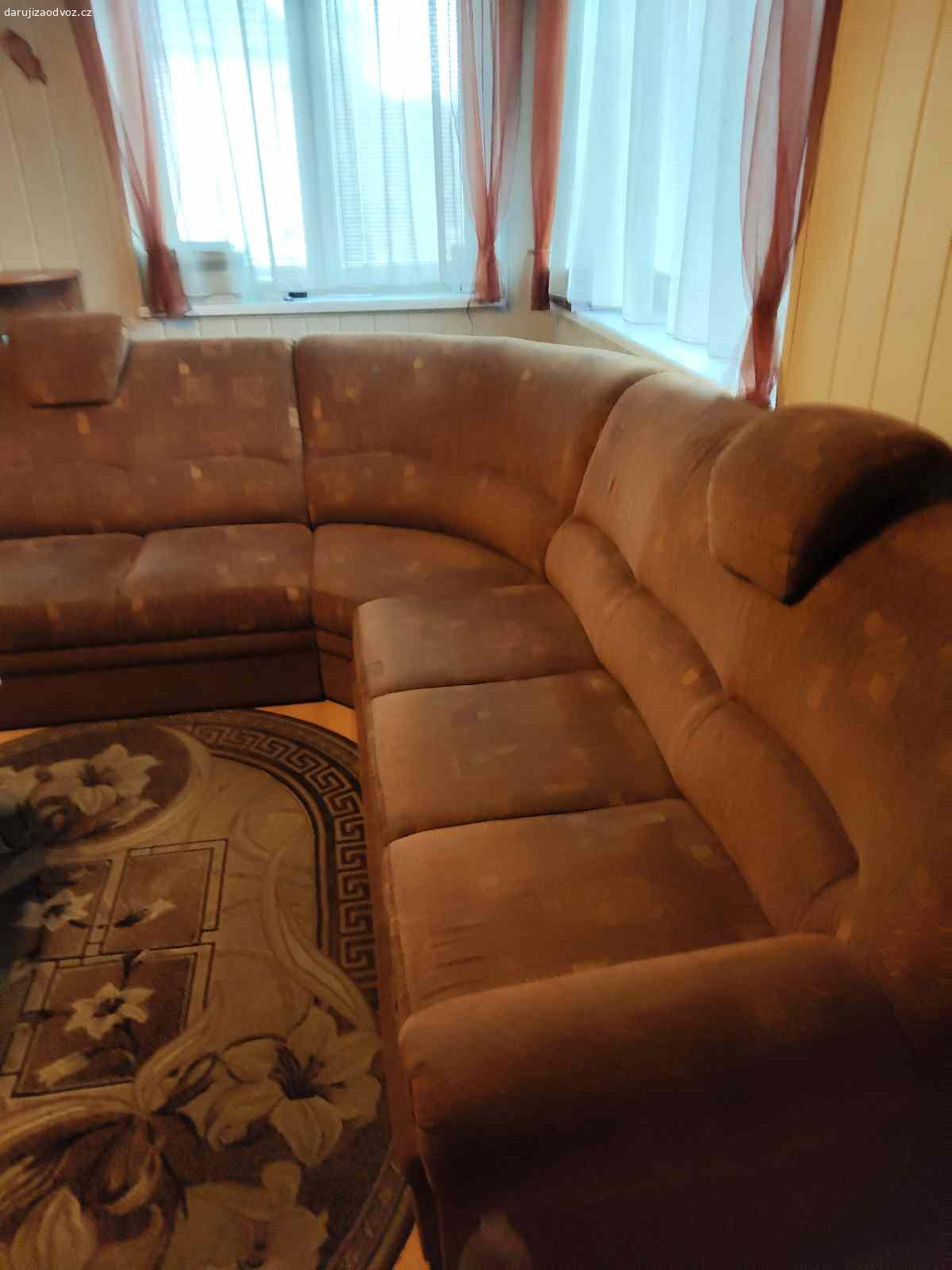 Daruji rozkládací sedací soupravu. Daruji za odvoz rohovou sedací soupravu rozkládací. Je opravdu zachovalá, pravidelně ošetřovaná tepovačem, čalounění je nepotrhané, čisté. Sedací souprava je používaná cca 8 let. Celková výška sedací soupravy je 97 cm, výška sedu 55 cm, výška od země 40 cm. Délka menší části je 230 cm, délka delší strany je 270 cm. Úložný prostor se nachází v menší části sedací soupravy. Spací prostor je 140/180. V pravé části spacího prostoru je lehce poškozená ( foto v galerii). Což šikovný řemeslník snadno opraví. Sedací souprava se skládá ze tří částí. Součástí soupravy jsou dvě opěrky hlavy, které je možné libovolně přesunout.
