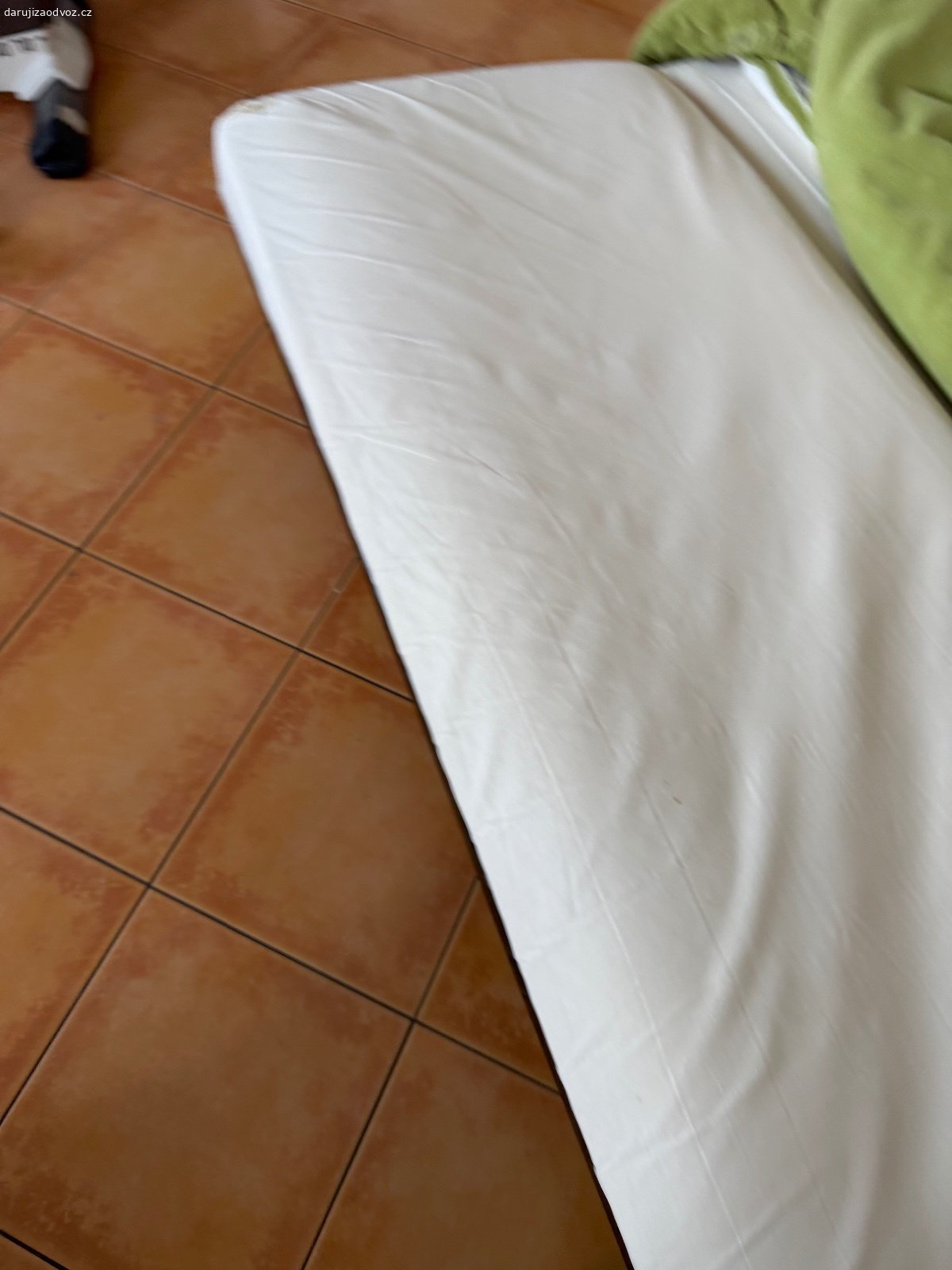 Daruji rozkládací sedačku s úložným prostorem. Daruji za odvoz rozkládací sedačku s úložným prostorem . Zelená, délka 2m, výška opěradla od země 86cm, šířka 95cm. SPĚCHÁ