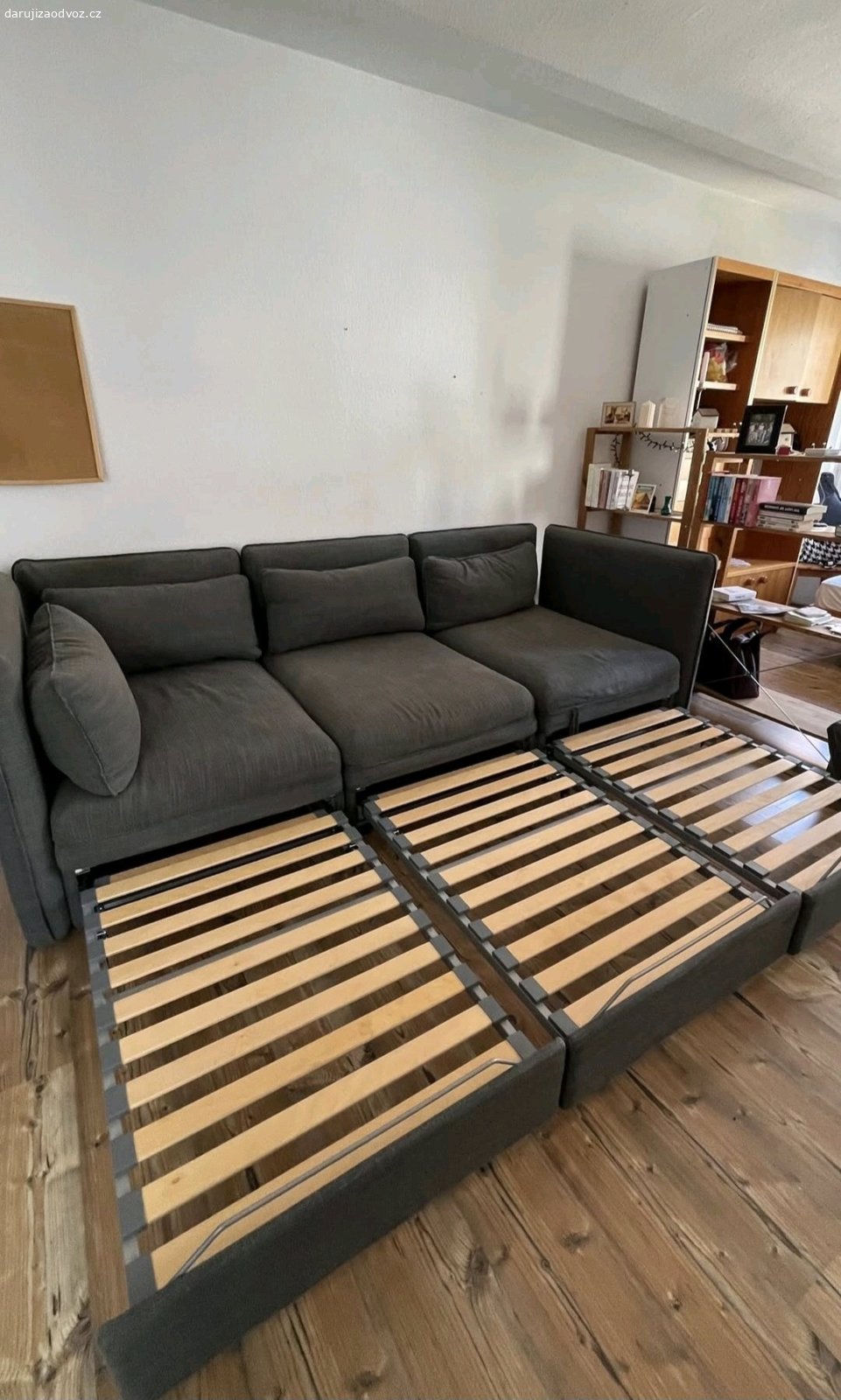 Daruji rozkládací sedačku za odvoz. Daruji rozkládací sedačku za odvoz (320x220 cm) - SPĚCHÁ

ČTĚTE POZORNĚ!

Darujeme velkou rozkládací sedačku za odvoz. Je zcela neponičená a v dobrém stavu. Důvodem darování je pouze to, že jsme od rodičů dostali novou sedačku s LED podsvícením a tuto potřebujeme z důvodu nedostatku místa rychle pryč.

Sedačku už máme naloženou v dodávce, takže pro vás platí tyto dvě možnosti:

Osobní vyzvednutí: Liberec 
Nebo
Dovoz po ČR: Po předchozím zaplacení benzínu vám ji můžeme kamkoli dovézt.

Rozměry:Celková šířka: cca 320 cmHloubka včetně otomanu: 220 cmVýška: cca 85–95 cmHloubka sedu: cca 55–60 cm
Rozkládací, neponičená.

Kdo dřív přijde (nebo se domluví na dovozu), ten dřív bere. Spěchá to!

přítelkyně případně inzeruje i na fb :)