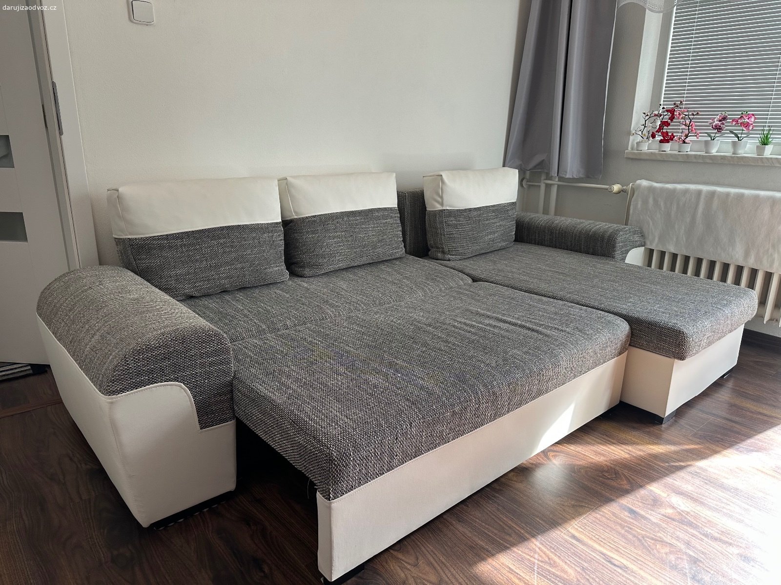 Daruji rozkládací sedačku. Rozkládací sedačka s úložným prostorem.