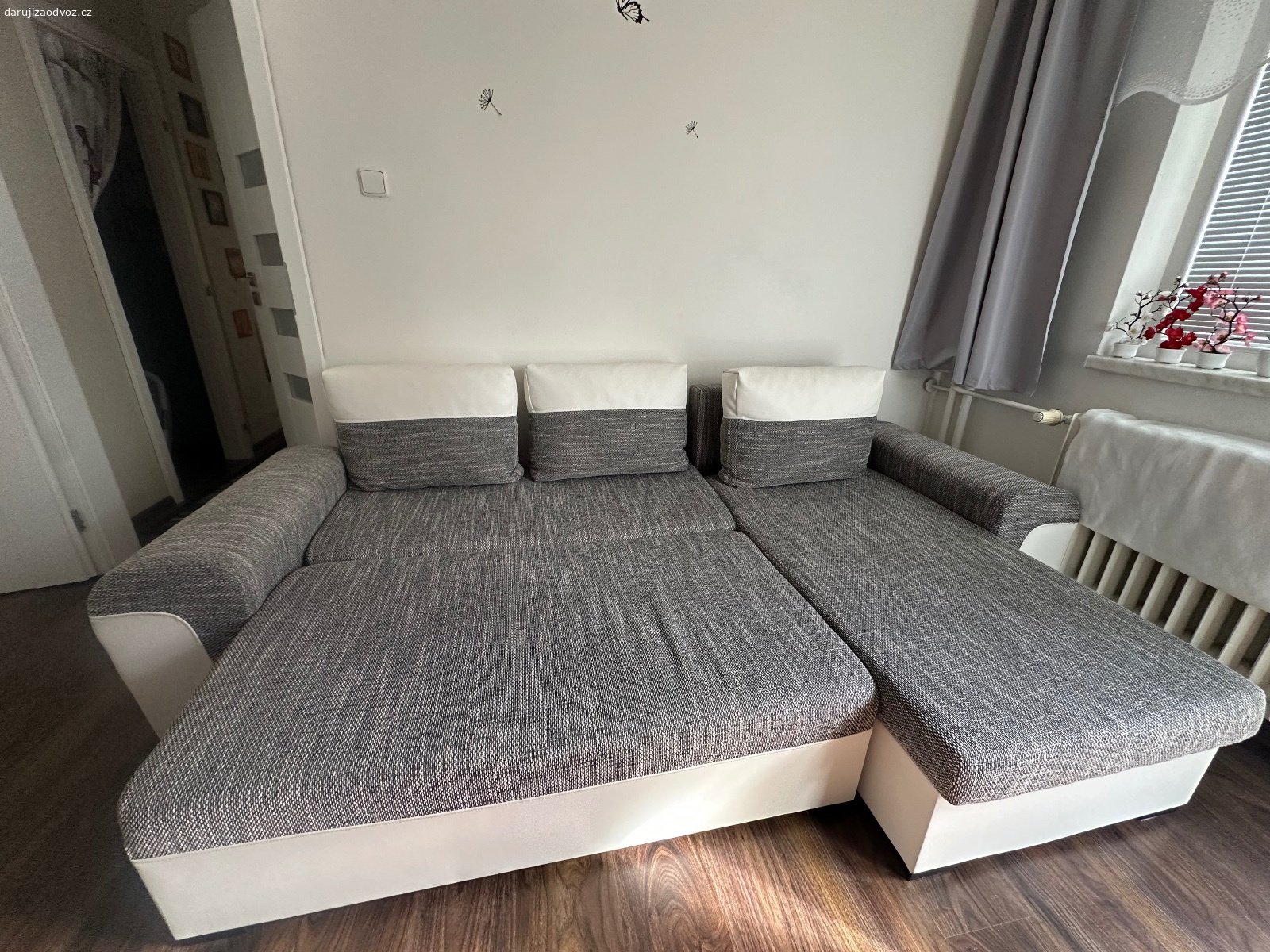 Daruji rozkládací sedačku. Rozkládací sedačka s úložným prostorem.