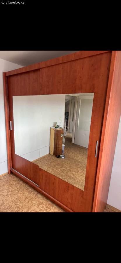 Daruji rozloženou skřín se zrcadlem