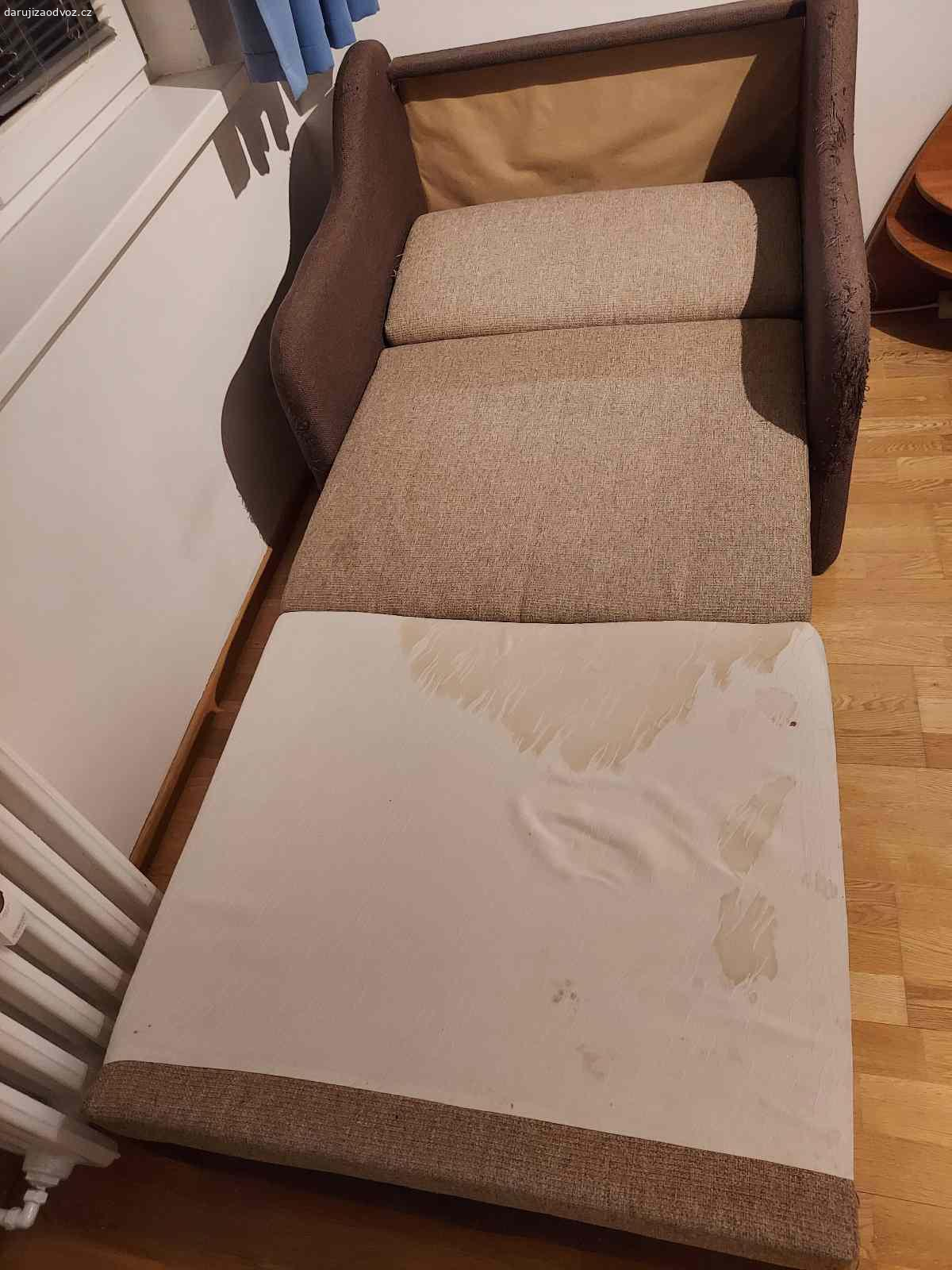 Daruji roztahovatelné křeslo. Daruji roztahovatelné křeslo s úložným prostorem, matrace stále pevné. Látka v korpusu znečíšťená a následně vypranvypraná. Poškrabané od kočky na opěrkách. Vhodné na chatu nebo pro hosty na občasné přespání.