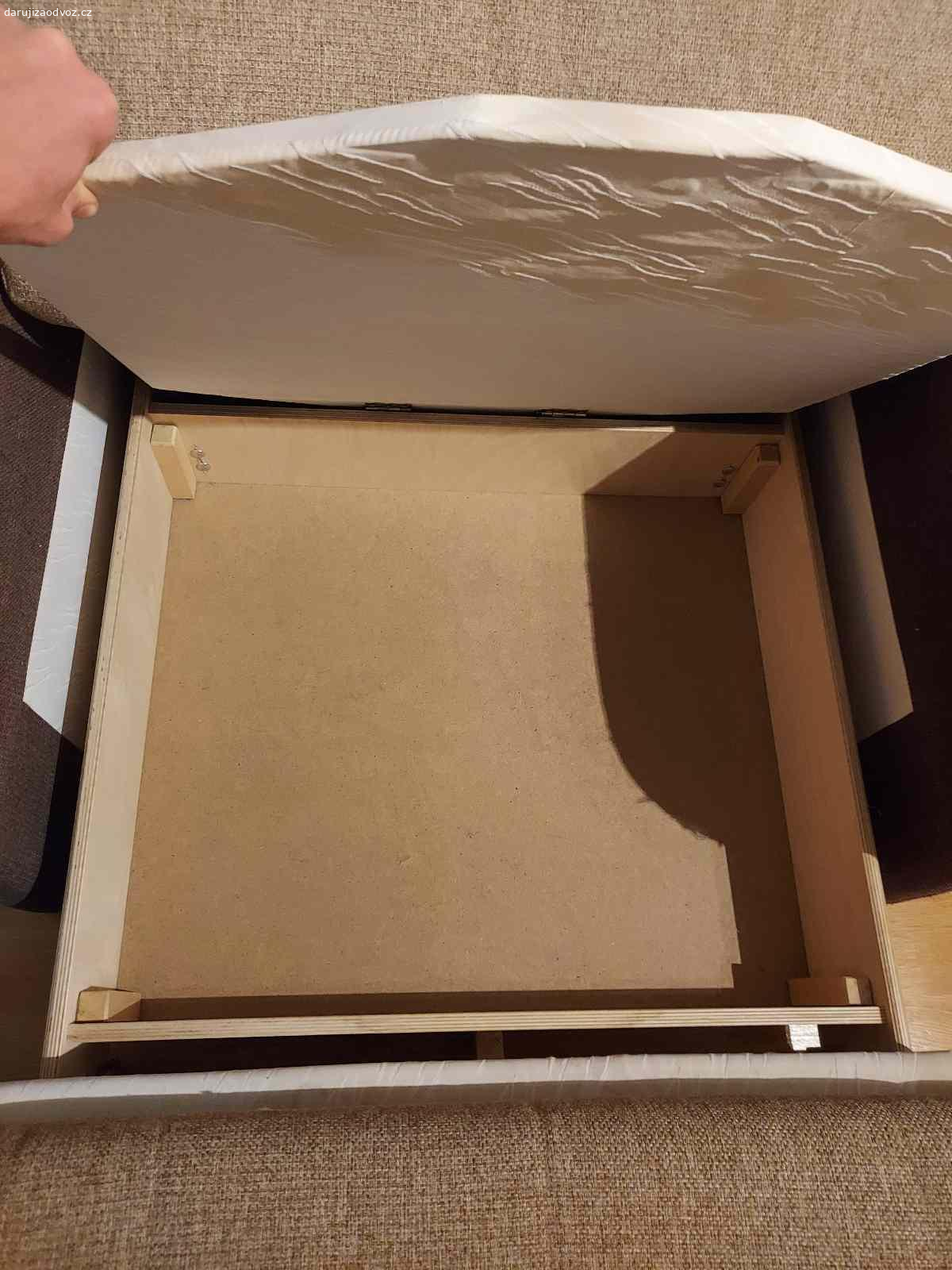 Daruji roztahovatelné křeslo. Daruji roztahovatelné křeslo s úložným prostorem, matrace stále pevné. Látka v korpusu znečíšťená a následně vypranvypraná. Poškrabané od kočky na opěrkách. Vhodné na chatu nebo pro hosty na občasné přespání.