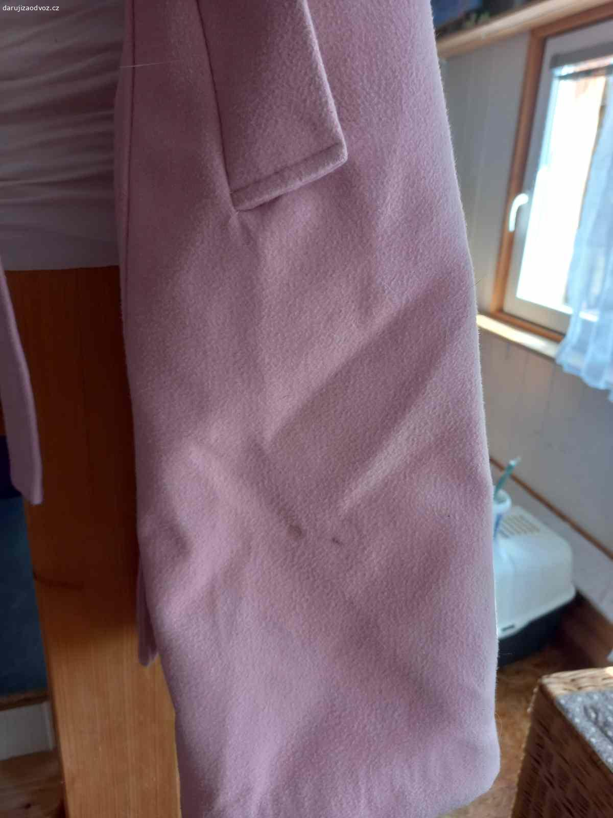 Daruji růžový kabát L. Daruji za odvoz (nebo pytlík fazole/rýže ) tento růžový kabát s odnímatelnou kapucou. Je málo nošený, ale má estetickou vadu pod kapsou , viz fotografie. Daruji tomu, kdo ho bude rád nosit a přidám k tomu i šálu.