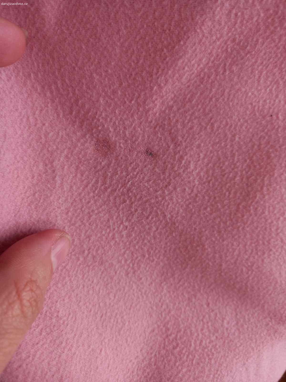 Daruji růžový kabát L. Daruji za odvoz (nebo pytlík fazole/rýže ) tento růžový kabát s odnímatelnou kapucou. Je málo nošený, ale má estetickou vadu pod kapsou , viz fotografie. Daruji tomu, kdo ho bude rád nosit a přidám k tomu i šálu.