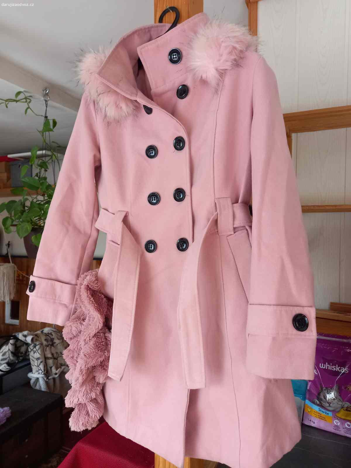 Daruji růžový kabát L. Daruji za odvoz (nebo pytlík fazole/rýže ) tento růžový kabát s odnímatelnou kapucou. Je málo nošený, ale má estetickou vadu pod kapsou , viz fotografie. Daruji tomu, kdo ho bude rád nosit a přidám k tomu i šálu.