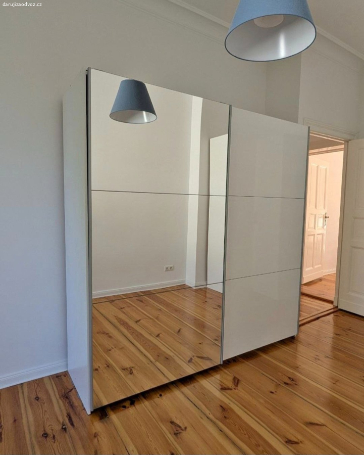 Daruji šatní skříň  a další vybavení bytu
