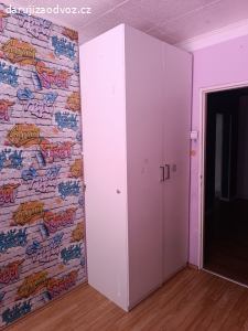 Darují šatní skříň IKEA