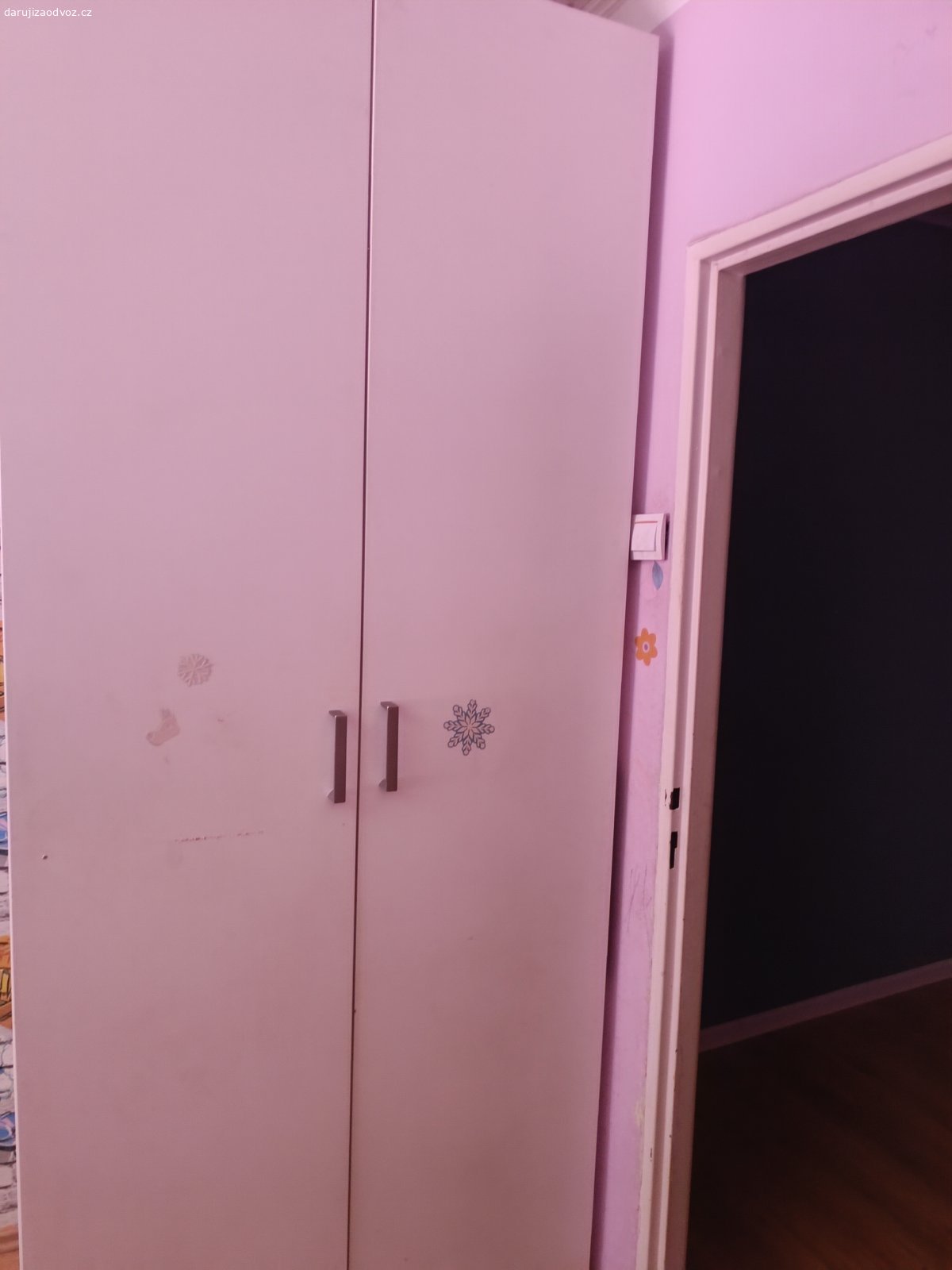 Darují šatní skříň IKEA. Daruji šatní skříň IKEA. Velká, prostorná.
Odběr ihned