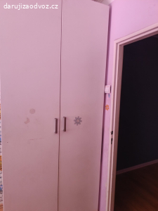 Darují šatní skříň IKEA