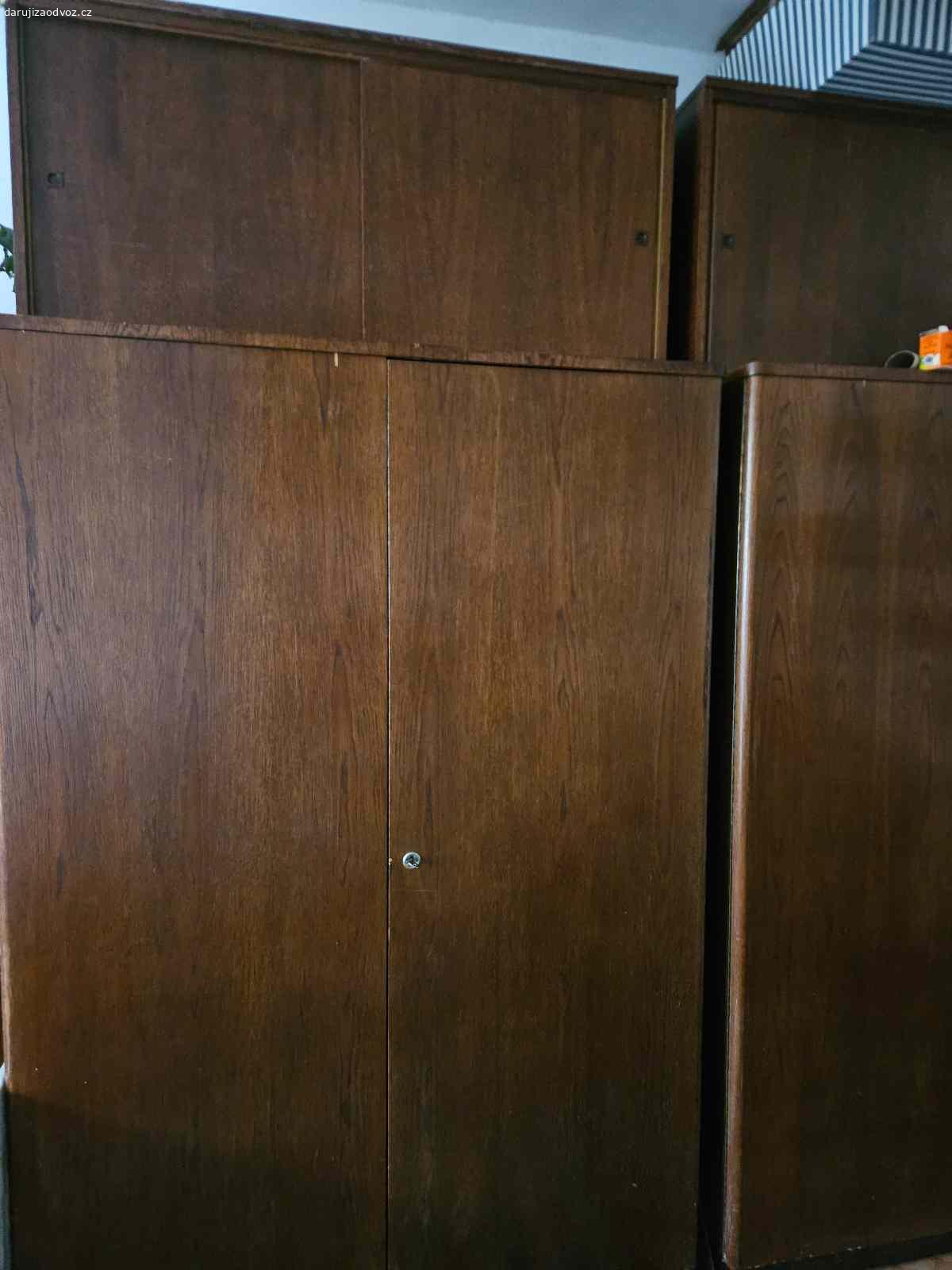 Daruji šatní skříň s nástavcem. Daruji zachovalou šatní dvoukřídlou skříň s nástavcem z řady U100, rok výroby 1962.
Výška skříně:178cm, šířka 120 cm, hloubka 58 cm.
Nástavec: výška 58cm, šířka 120cm, hloubka 38cm.