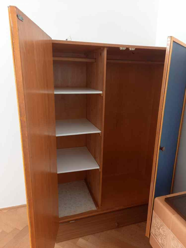 Daruji šatní skříň. Daruji za odvoz šatní skříň (viz foto).

V: 165 cm 
Š: 118 cm
H: 59 cm

Spěchá, děkuji.