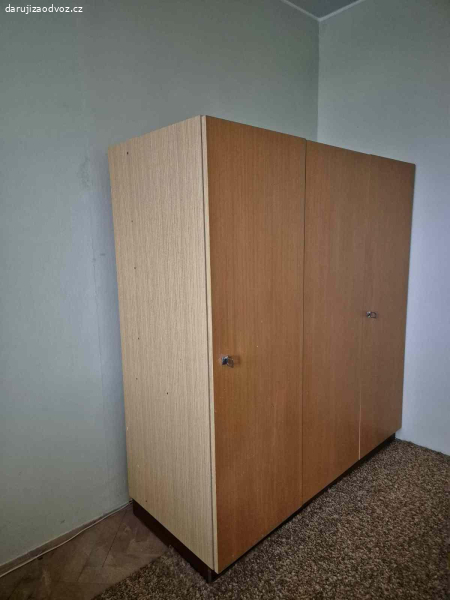 Daruji šatní skříň