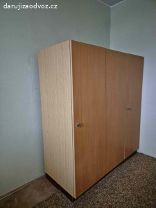 Daruji šatní skříň