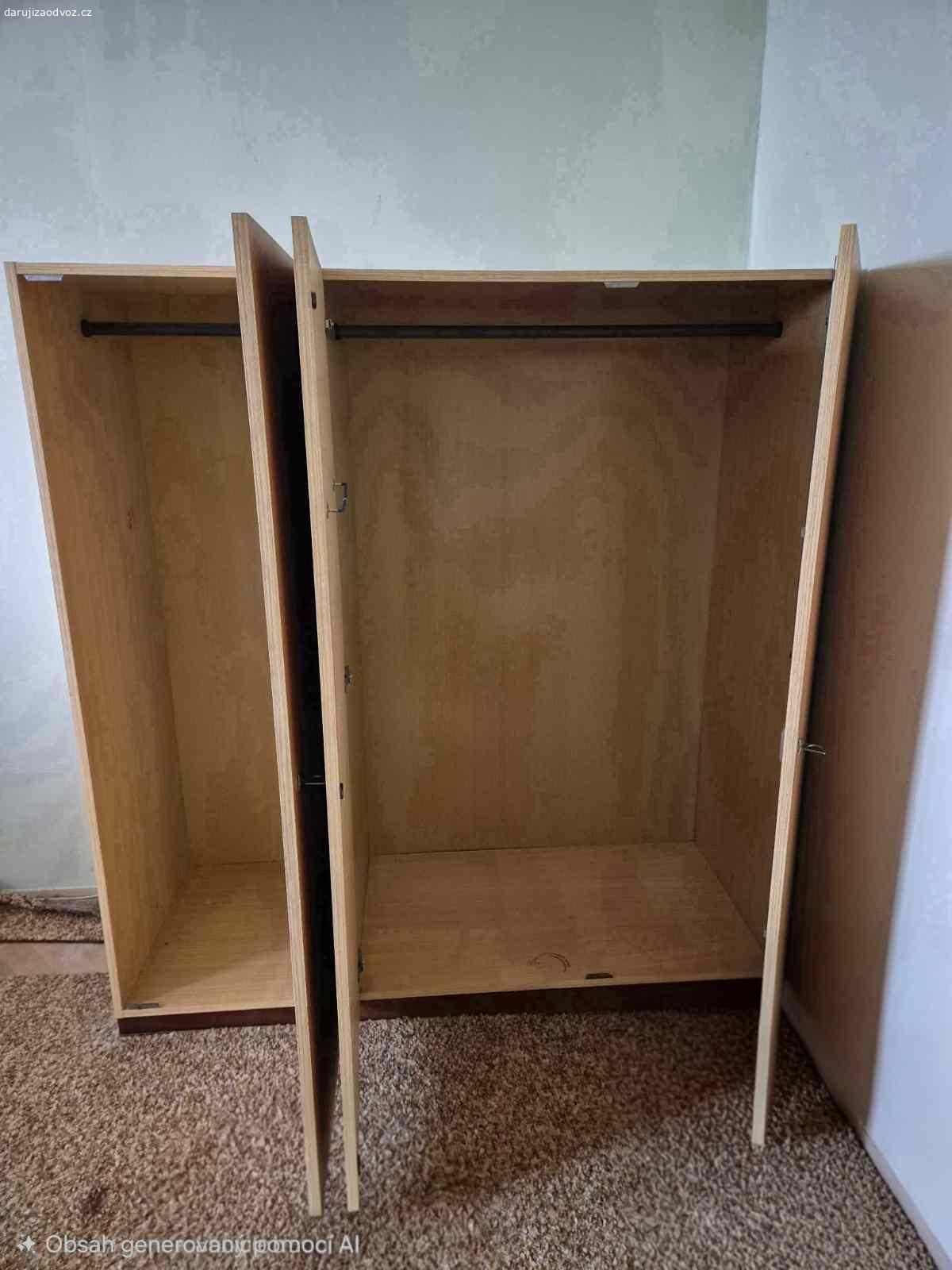 Daruji šatní skříň. Šatní skříň se skládá ze 2 částí - 50 cm a 100 cm.
Skříň se nachází ve Znojmě.