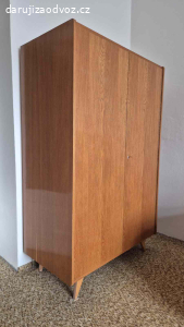 Daruji šatní skříň.