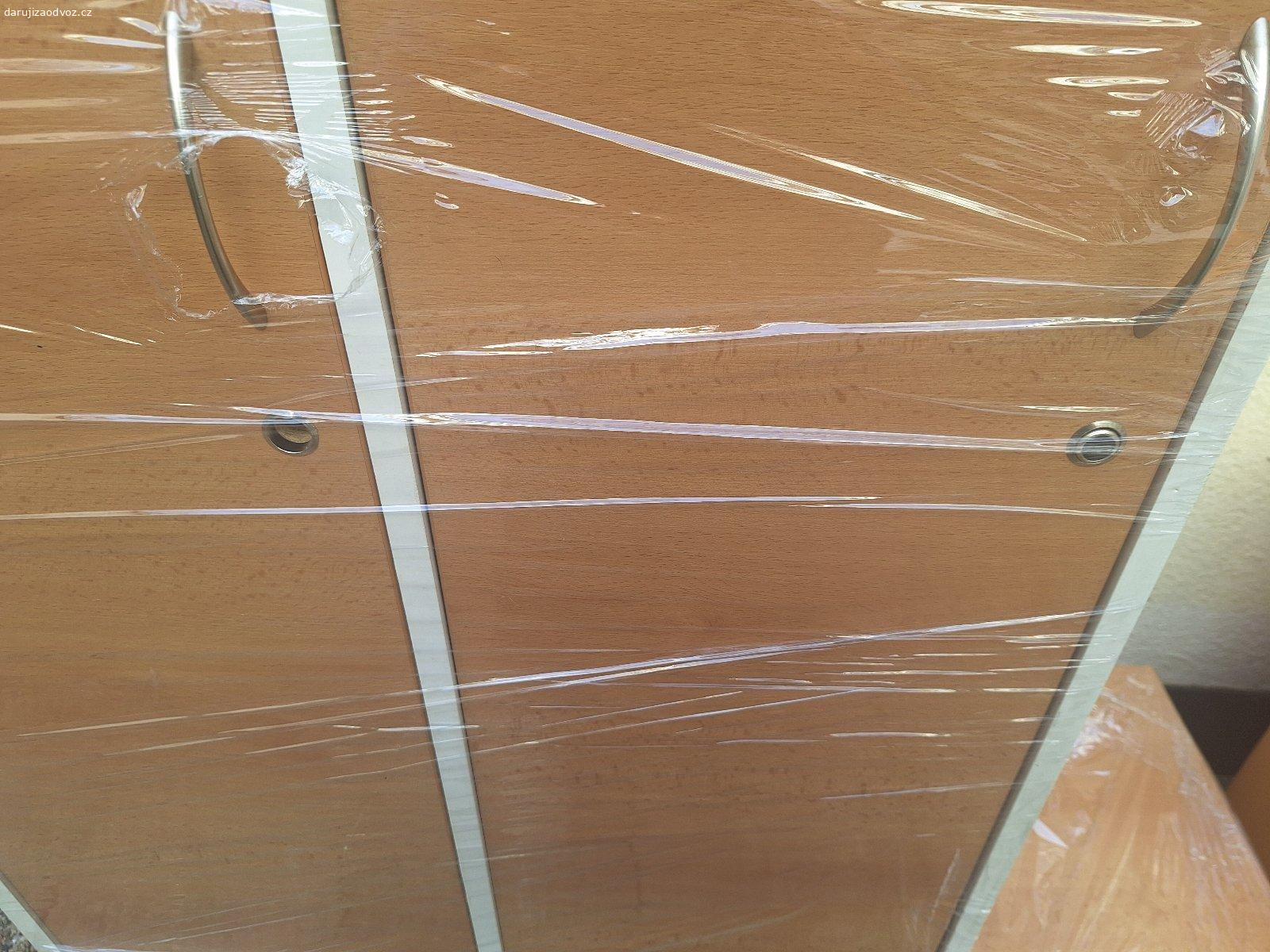 Daruji šatní skřínku. Šatní skříňky, zámky nefungují - š. 105,5 cm, h. 40 cm, v. 185 cm
K vyzvednutí na adrese Soukenická 13 do 8. 5., nutnost vlastního odvozi