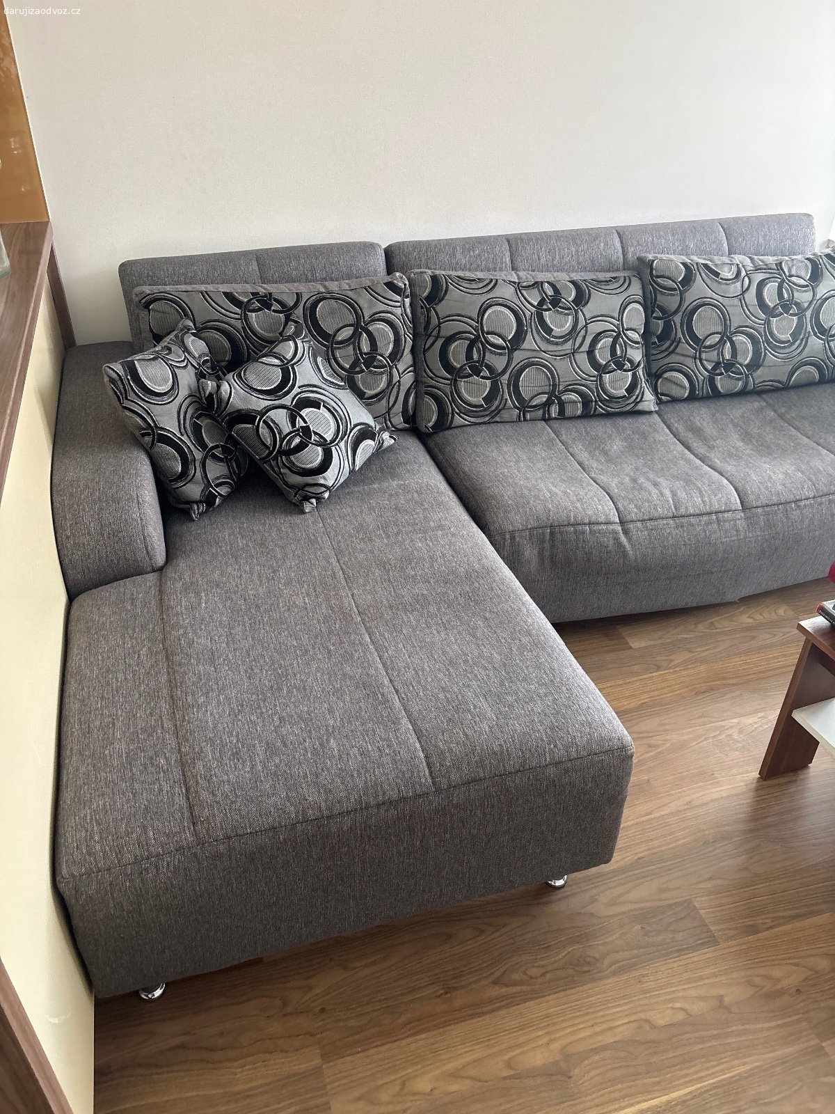Daruji sedací soupravu šedou. Velikost 245 cm délka, dopředu 170 cm , sedák kde sedíte je široký 70cm . Šedá hrubá látka. Rozkládací na obdélník na spaní . Lehce prosezeny ale plné funční . Odvoz Praha Pitkovice Vašim vozem .