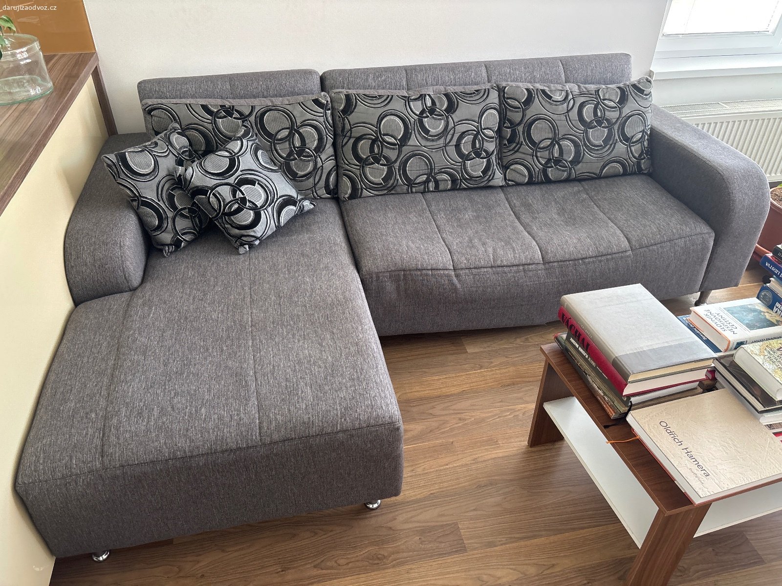 Daruji sedací soupravu šedou. Velikost 245 cm délka, dopředu 170 cm , sedák kde sedíte je široký 70cm . Šedá hrubá látka. Rozkládací na obdélník na spaní . Lehce prosezeny ale plné funční . Odvoz Praha Pitkovice Vašim vozem .