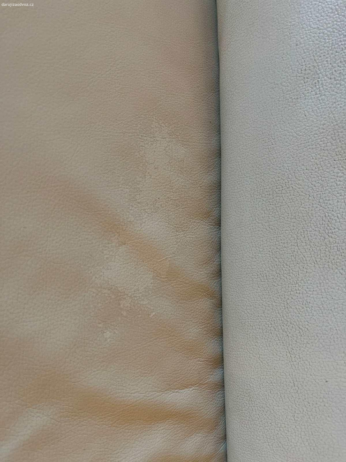 Sedaci souprava. Vymenim (za baleni jednorazovych plenkovych kalhotek velikosti 4), kozenkovou sedaci soupravu, ktera se sklada z trojsedacky cca 245x85x90 cm, dvojsedacky cca 217x85x90 cm a taburetky cca 68x40x68 cm.

Postranni operatka se daji zvednout do 2 poloh. Dvojsedacka a taburetka jsou neposkozene, trojsedacka je trochu prosezena a odrena - viz foto.

Mozne odvezt take jednotlive. Odvoz nutny do konce dubna.
