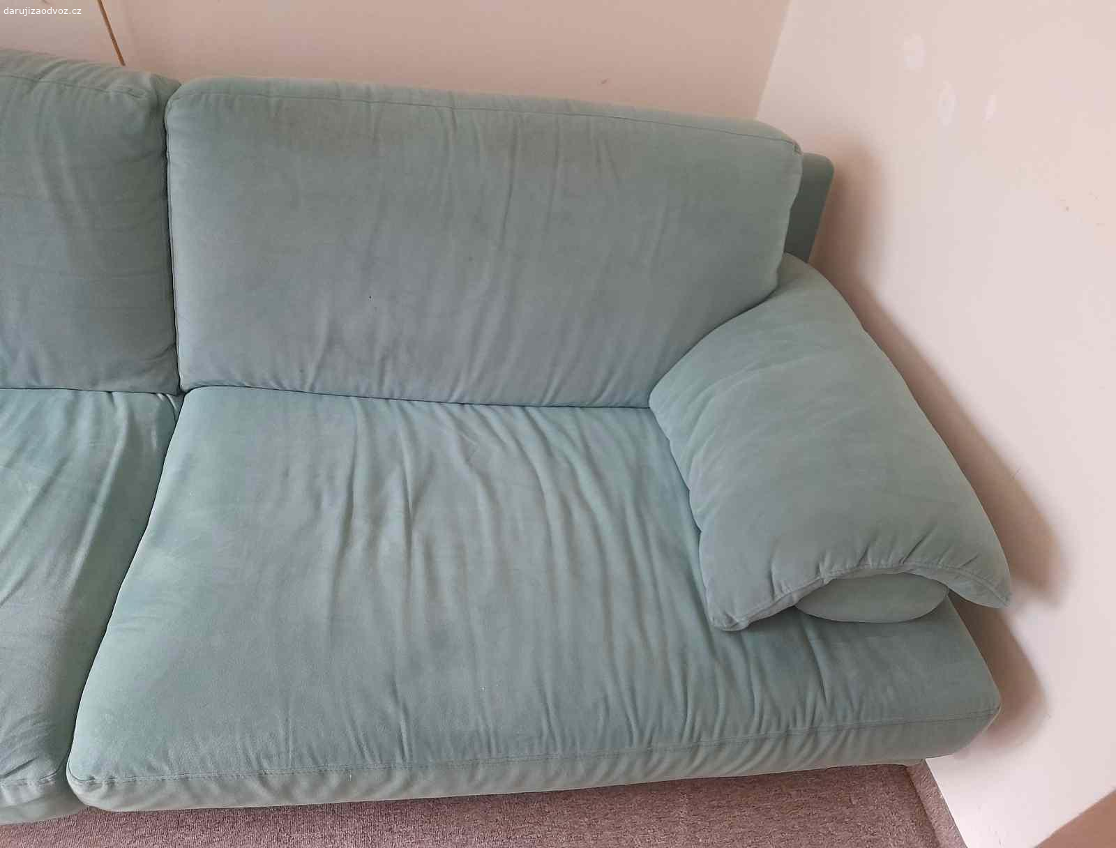 Daruji sedaci soupravu. Daruji sedaci soupravu za odvoz. Dve zelene sedacky. Jedna je 230cm siroka,  100cm hloubka, 79cm vyska. Druha je 190cm siroka, 100cm hluboka, 79cm vysoka. Jsou cca 20let stare, ale stale pouzitelne. Na jednom miste male propaleni od cigarety, natrhuty latkovy kryt spodni casti sedacky a je potreba je vycistit nejake fleky od uzivani.