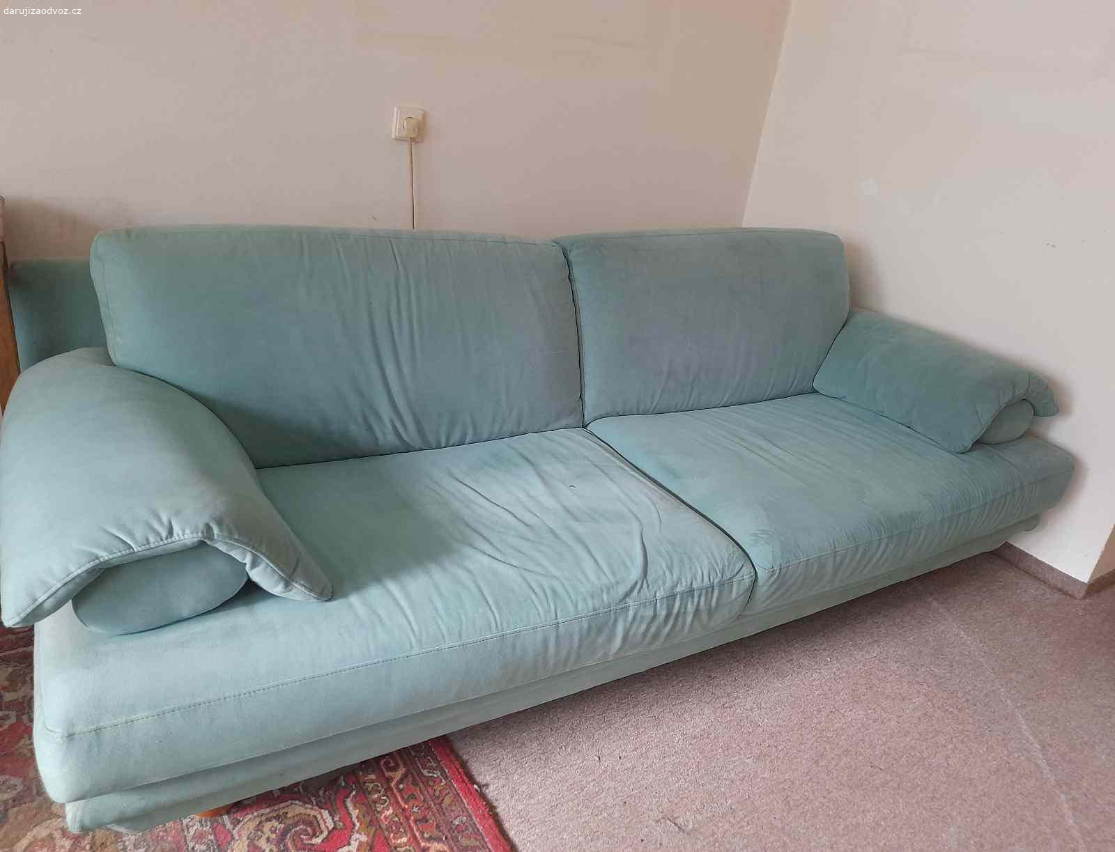 Daruji sedaci soupravu. Daruji sedaci soupravu za odvoz. Dve zelene sedacky. Jedna je 230cm siroka,  100cm hloubka, 79cm vyska. Druha je 190cm siroka, 100cm hluboka, 79cm vysoka. Jsou cca 20let stare, ale stale pouzitelne. Na jednom miste male propaleni od cigarety, natrhuty latkovy kryt spodni casti sedacky a je potreba je vycistit nejake fleky od uzivani.