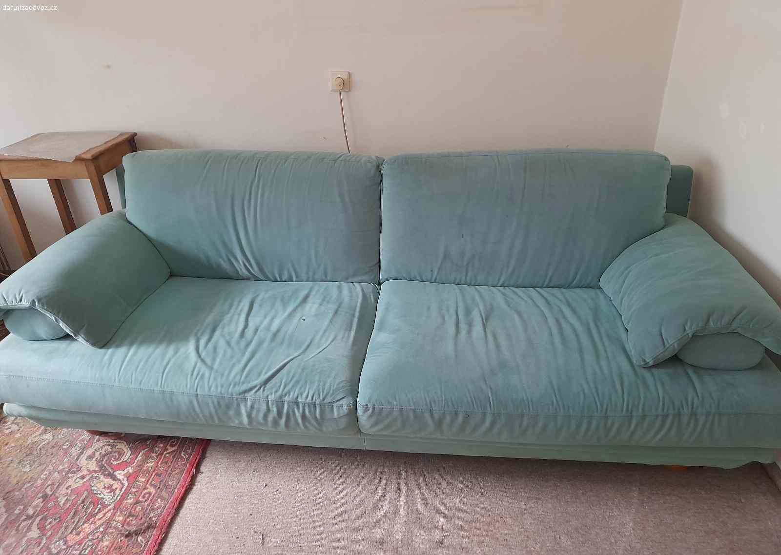 Daruji sedaci soupravu. Daruji sedaci soupravu za odvoz. Dve zelene sedacky. Jedna je 230cm siroka,  100cm hloubka, 79cm vyska. Druha je 190cm siroka, 100cm hluboka, 79cm vysoka. Jsou cca 20let stare, ale stale pouzitelne. Na jednom miste male propaleni od cigarety, natrhuty latkovy kryt spodni casti sedacky a je potreba je vycistit nejake fleky od uzivani.