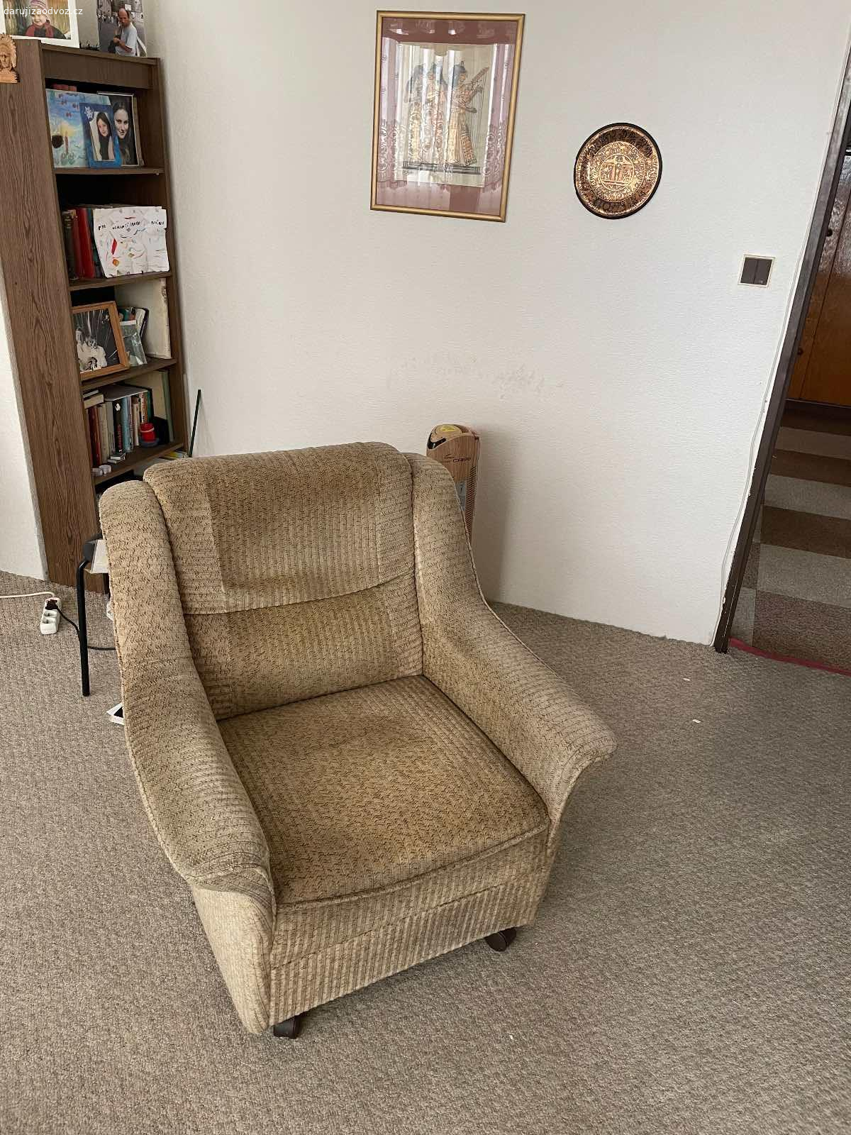 Daruji sedaci soupravu. Rohova sedaci souprava plus kreslo. Soupravu lze rozlozit. Sestava ze 3 dilu.