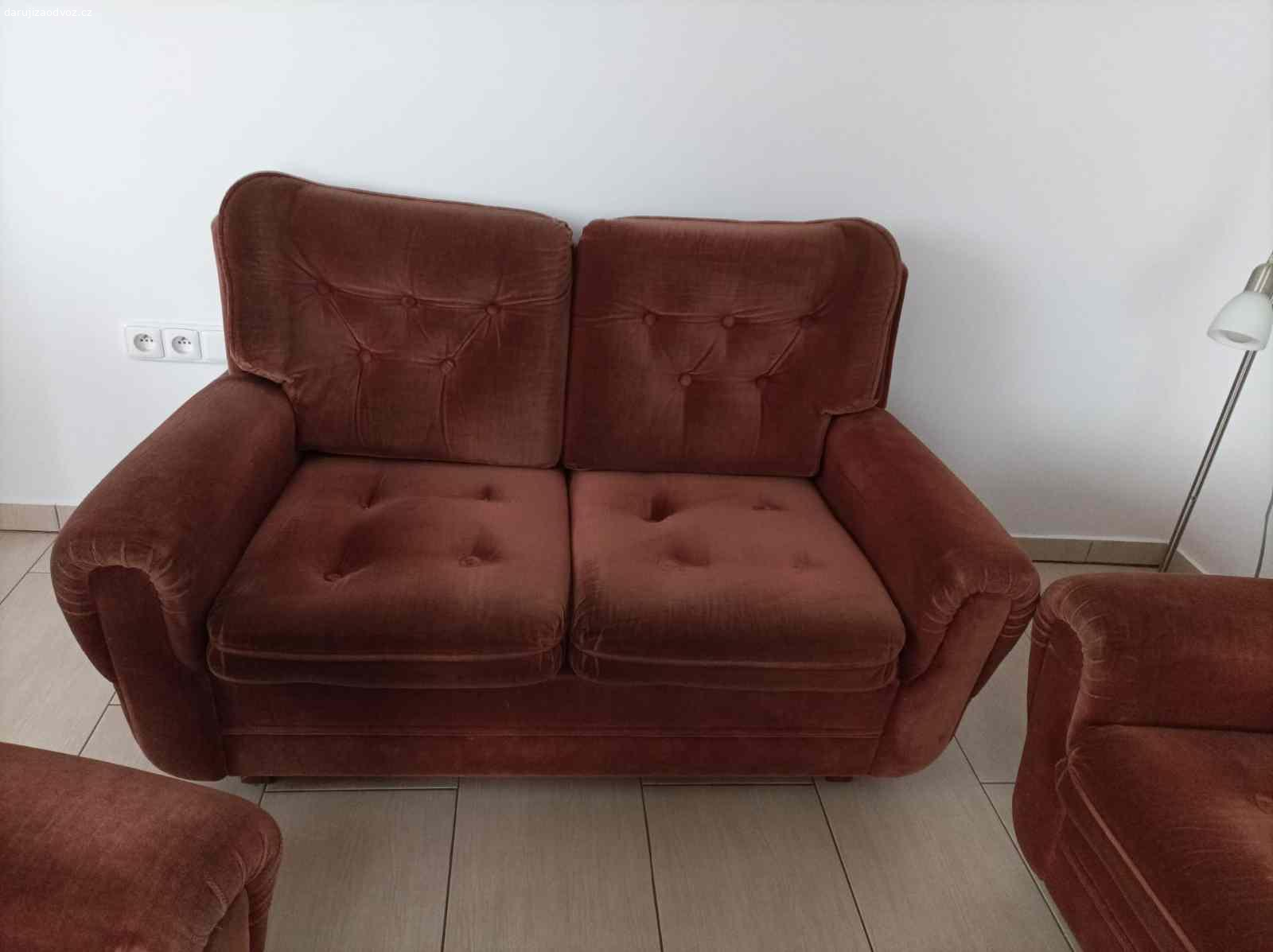 Daruji sedací soupravu. Daruji sedací soupravu za odvoz. Křeslo má šířku 93 cm, dvousedačka 136 cm a trojsedačka 167 cm. Hloubka je u všech 85 cm.
