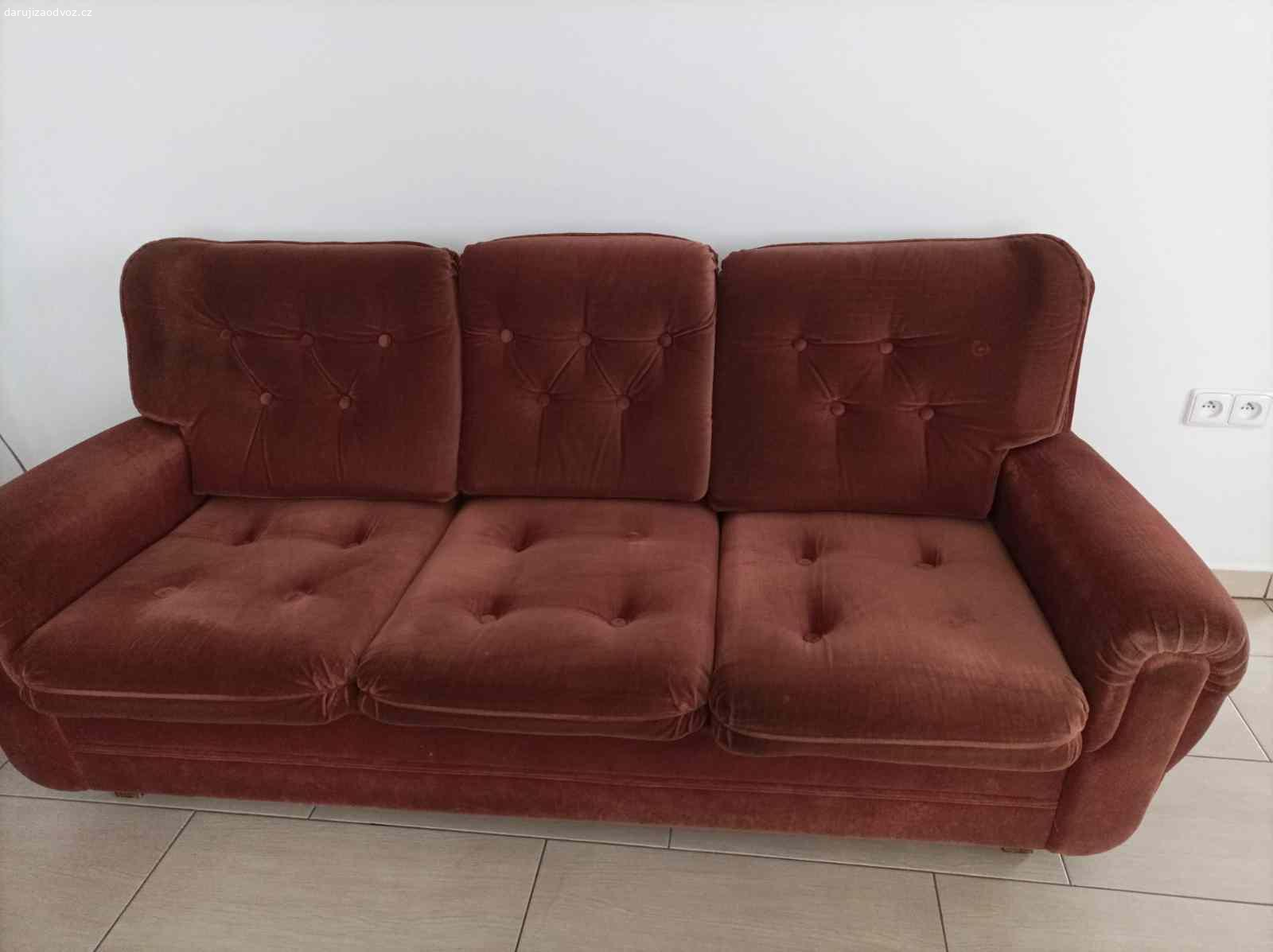 Daruji sedací soupravu. Daruji sedací soupravu za odvoz. Křeslo má šířku 93 cm, dvousedačka 136 cm a trojsedačka 167 cm. Hloubka je u všech 85 cm.