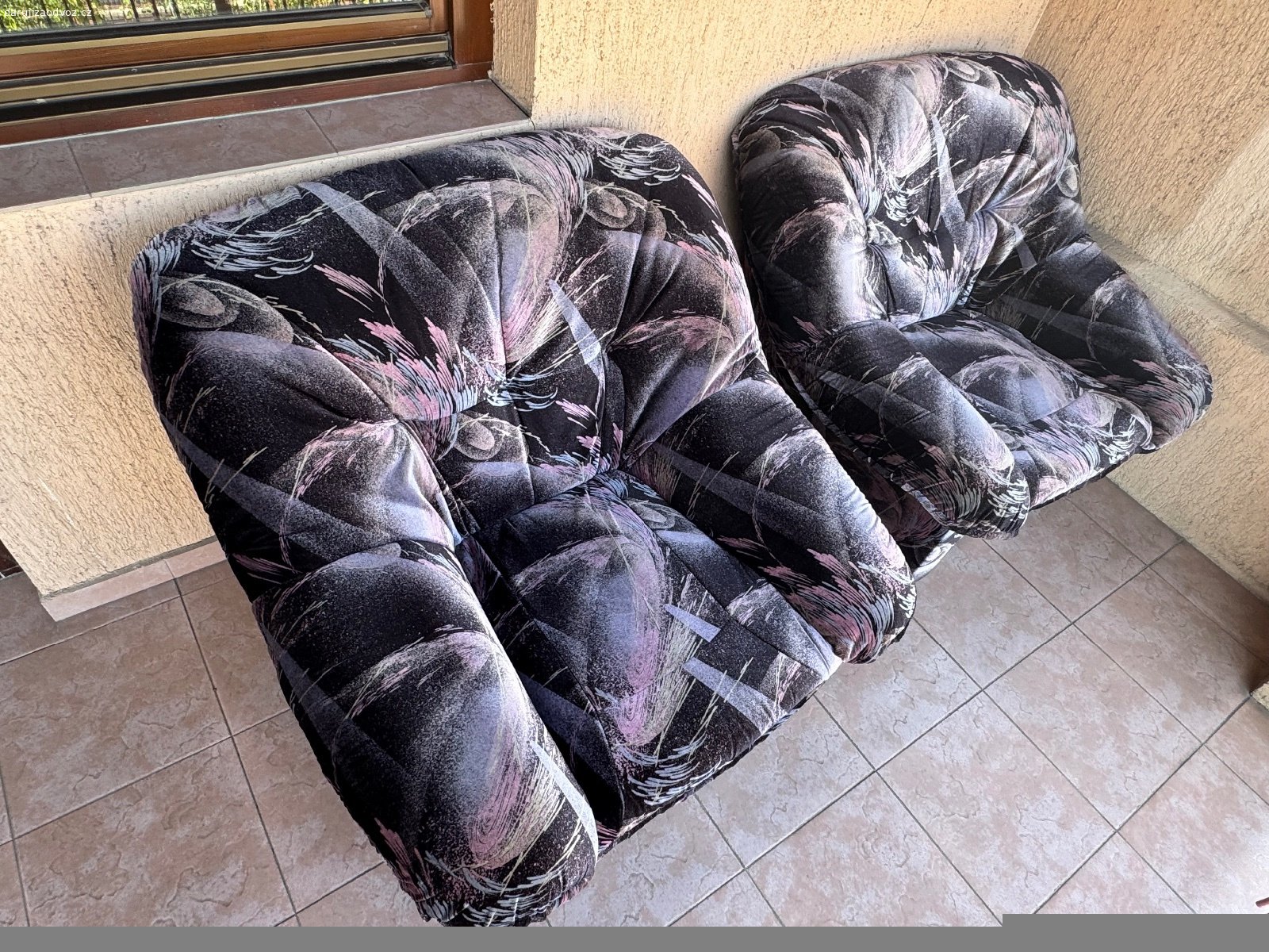 Daruji sedací soupravu.. Zachovalá sedací souprava, pohovka 200*93 cm, 
křesla 93*93 cm. Velmi pohodlné.