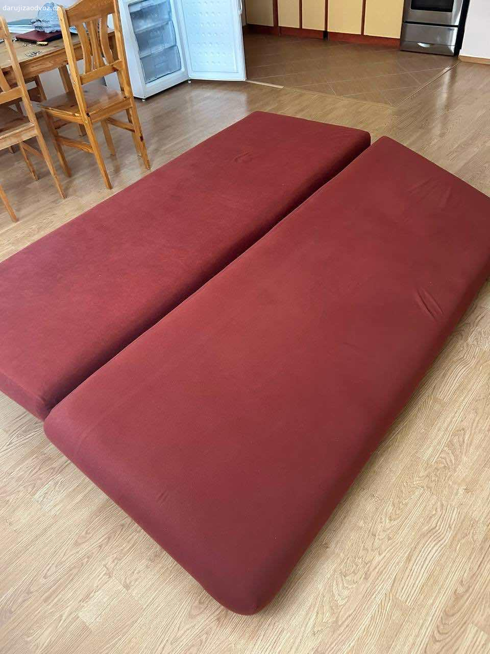 Daruji sedačku a dvě matrace za odvoz. Praha 10, Kamelova 
Za odvoz