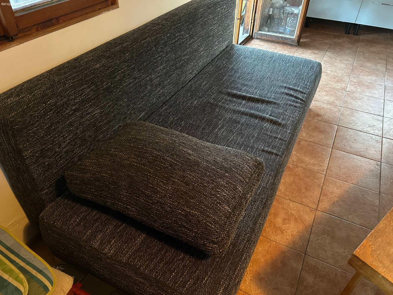 Daruji sedacku/gauč. Daruji sedacku za odvoz. Rozkladaci na dvouluzko, ulozny prostor. V dobrem stavu. Specha.