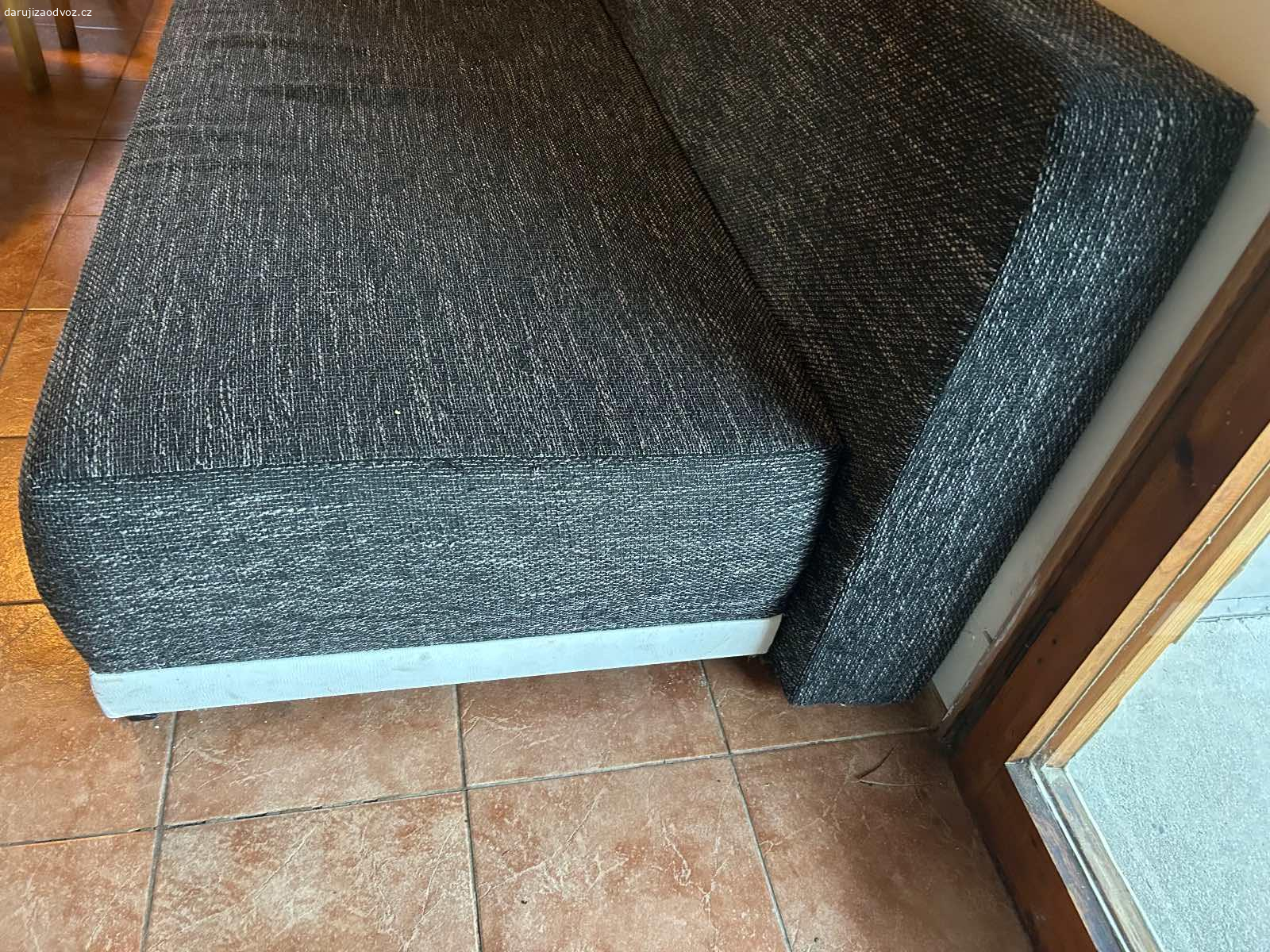 Daruji sedacku/gauč. Daruji sedacku za odvoz. Rozkladaci na dvouluzko, ulozny prostor. V dobrem stavu. Specha.