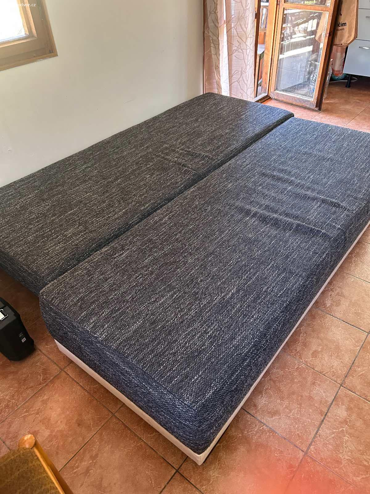 Daruji sedacku/gauč. Daruji sedacku za odvoz. Rozkladaci na dvouluzko, ulozny prostor. V dobrem stavu. Specha.