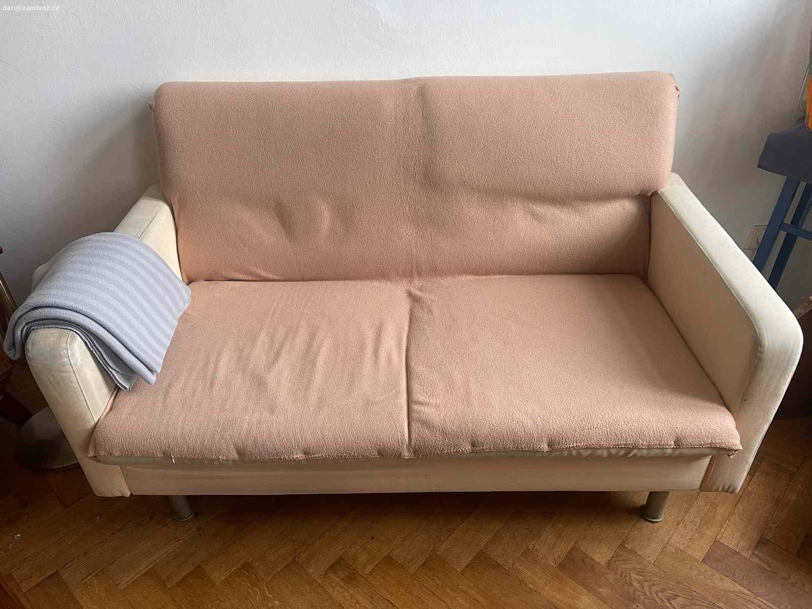 Daruji sedačku. Daruji subtilní italskou sedačku pro 2 osoby, barva světle krémová, 
rozměry : šířka 140 cm, hloubka 75 cm, výška 85 cm
Není rozkládací.