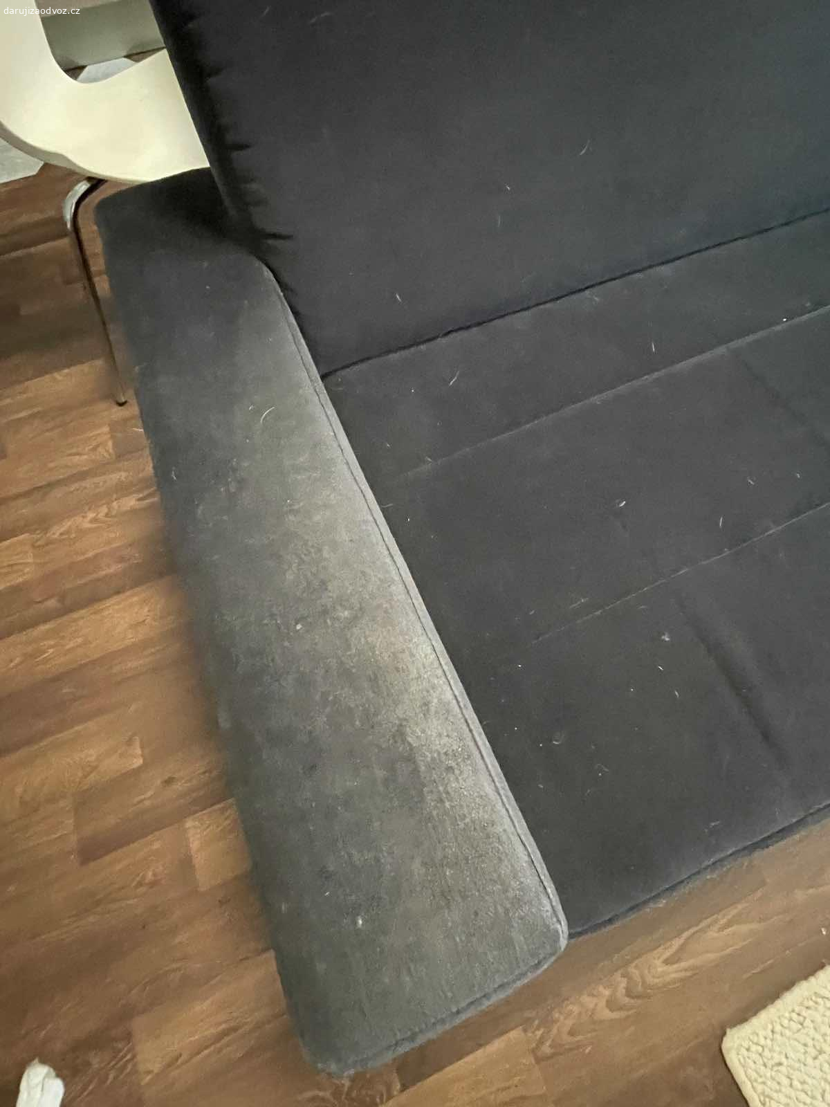 Daruji sedačku. Darujeme sedačku tmavě modrou. Je používaná, 10 let stará. Nedá se rozložit a je potřeba ji snést po schodech z 11. Patra. Občas na ni vegetí i pejsek takže je to znát. Rozměry 240/vyska 80/60 hl sedáku/ celková hloubka 80.
Je nutno odvézt max. zítra ráno nebo odpoledne-navečer.