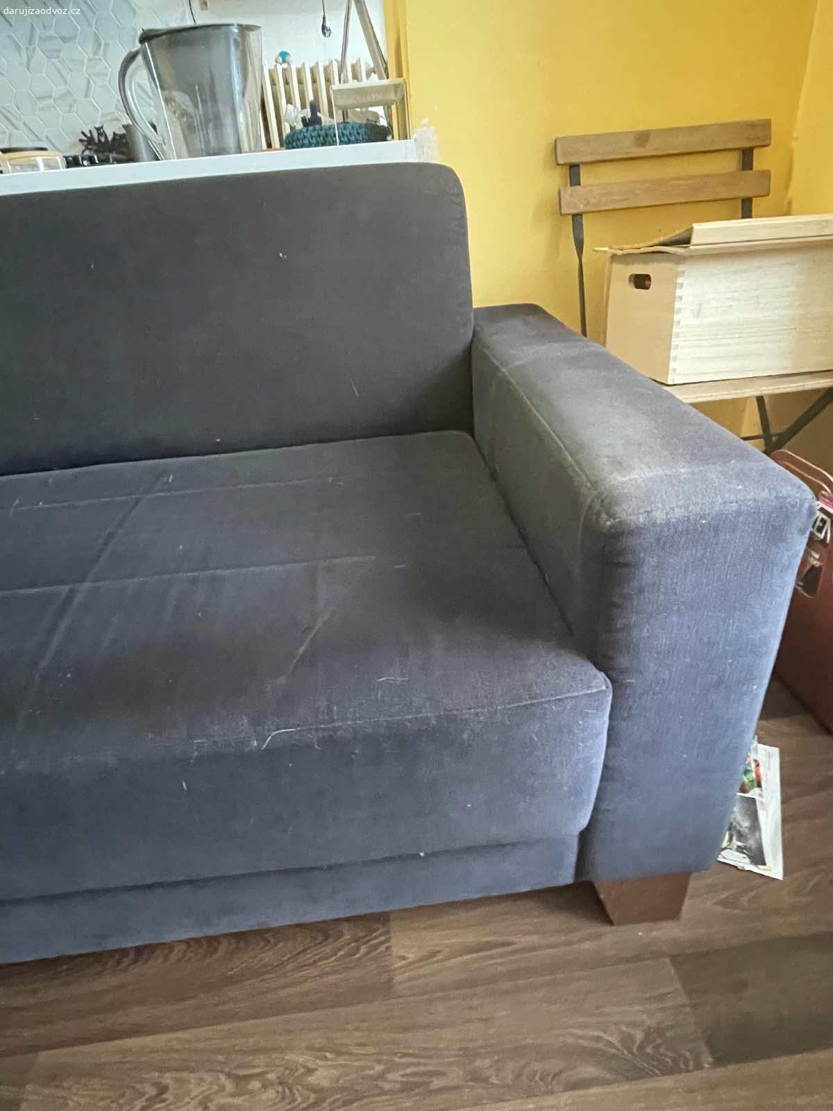 Daruji sedačku. Darujeme sedačku tmavě modrou. Je používaná, 10 let stará. Nedá se rozložit a je potřeba ji snést po schodech z 11. Patra. Občas na ni vegetí i pejsek takže je to znát. Rozměry 240/vyska 80/60 hl sedáku/ celková hloubka 80.
Je nutno odvézt max. zítra ráno nebo odpoledne-navečer.