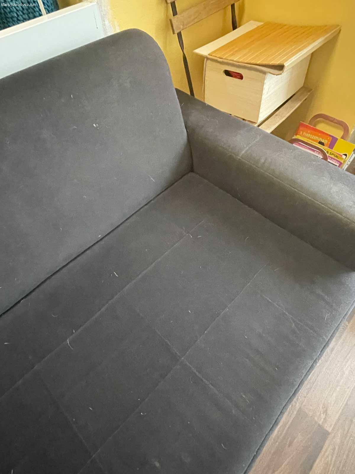 Daruji sedačku. Darujeme sedačku tmavě modrou. Je používaná, 10 let stará. Nedá se rozložit a je potřeba ji snést po schodech z 11. Patra. Občas na ni vegetí i pejsek takže je to znát. Rozměry 240/vyska 80/60 hl sedáku/ celková hloubka 80.
Je nutno odvézt max. zítra ráno nebo odpoledne-navečer.