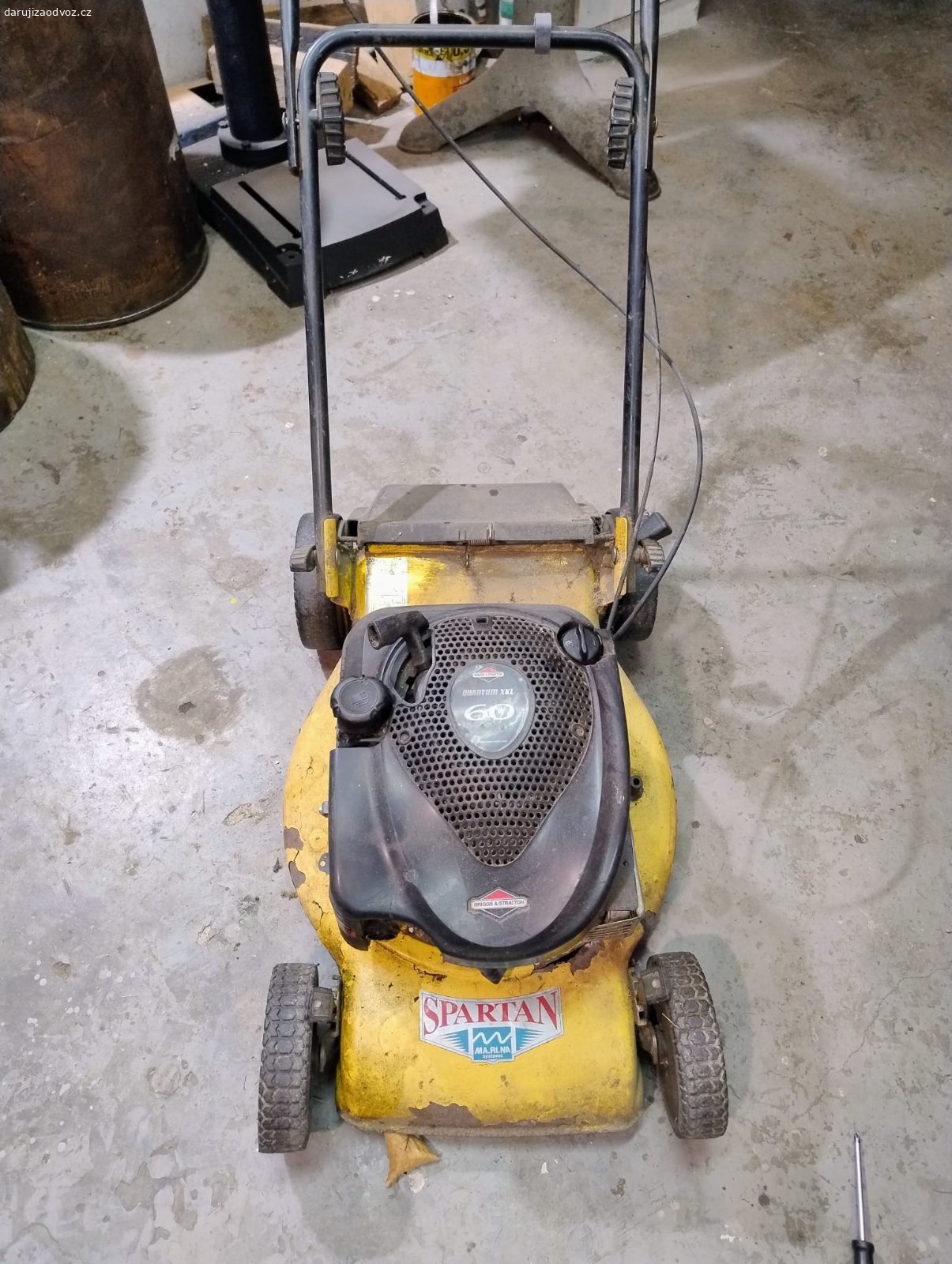 Daruji sekačku. Sekačka na trávu - nálezový stav, motor jde protočit, háže jiskru, silná koroze -viz.foto, na součástky pro toho, kdo má stejný typ