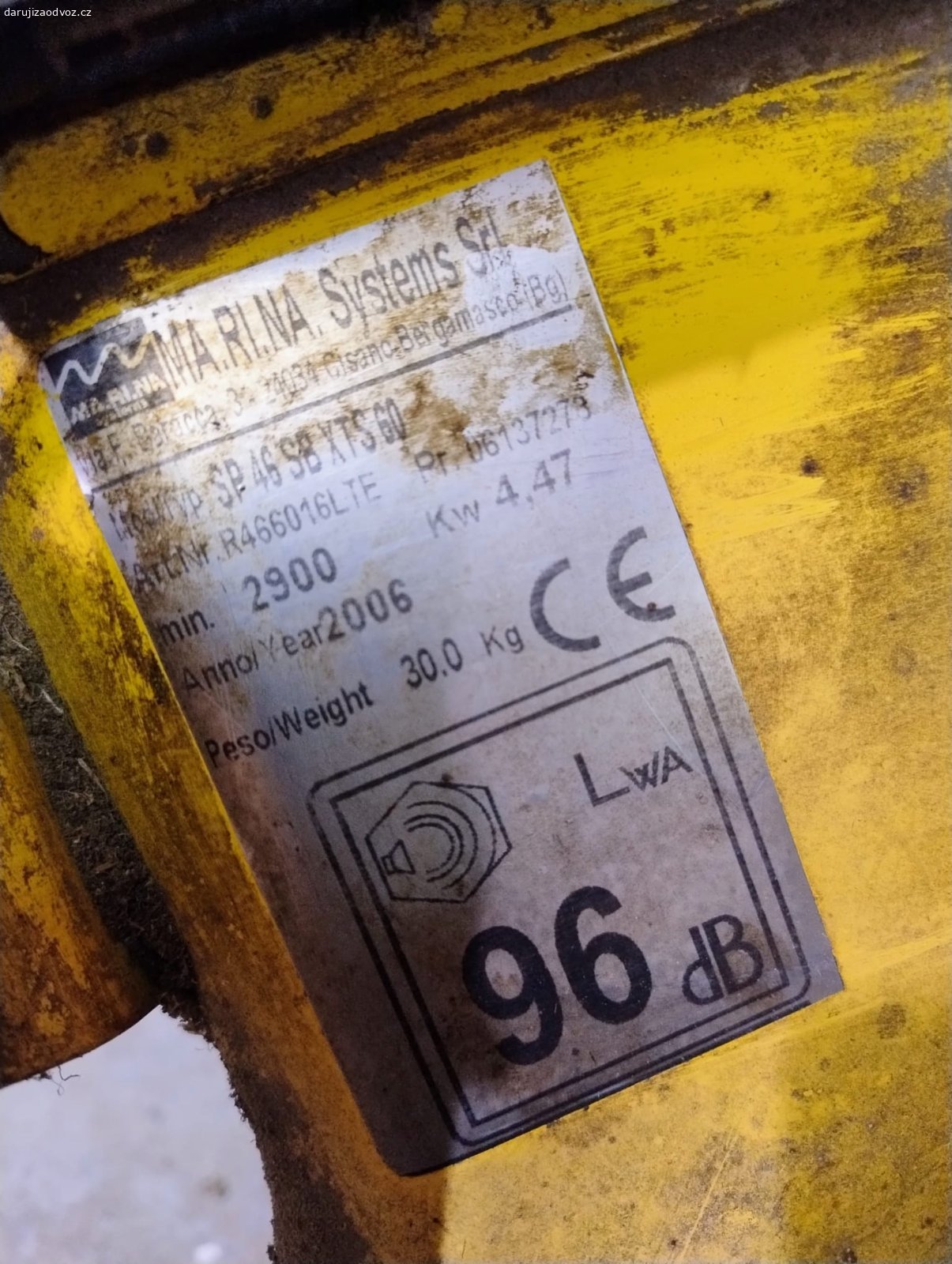 Daruji sekačku. Sekačka na trávu - nálezový stav, motor jde protočit, háže jiskru, silná koroze -viz.foto, na součástky pro toho, kdo má stejný typ