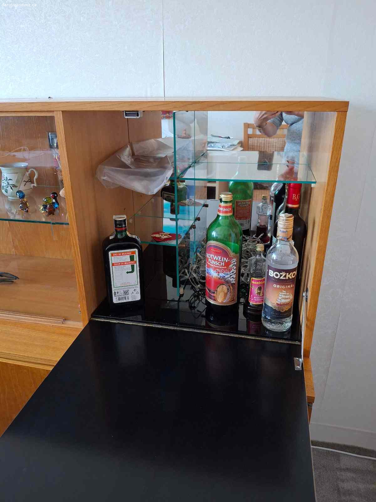 Daruji sekretář. Velmi zachovalý,  s vyklápěcími dvířky u baru, v dolní části police. Rozměry  150 x 117 x 47/35.