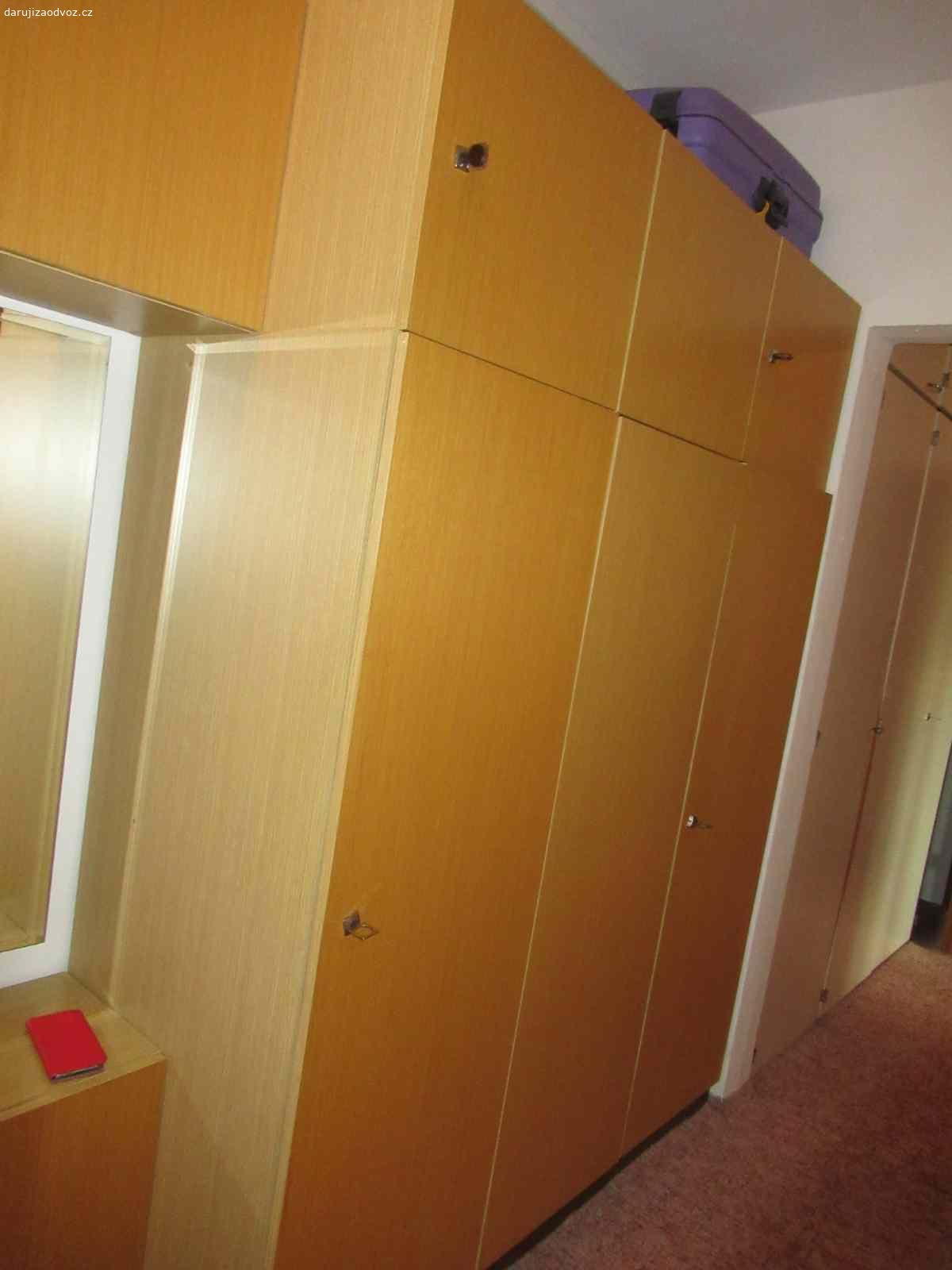 Daruji sektorové skříně a skříňky za odvoz. 4 starší skříně s nástavci - š. 100x hl.60 cm