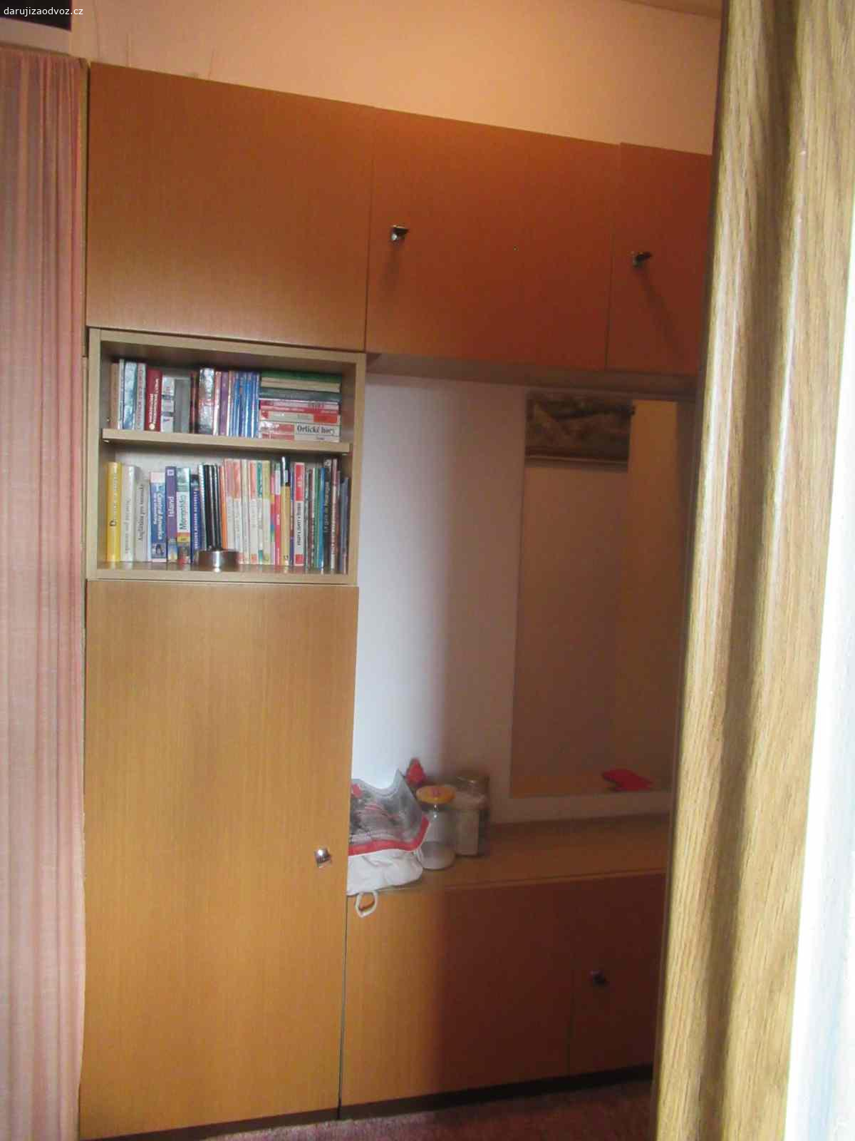 Daruji sektorové skříně a skříňky za odvoz. 4 starší skříně s nástavci - š. 100x hl.60 cm